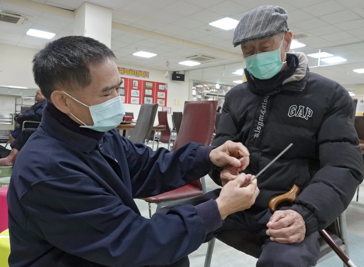 服務長輩修剪指甲的過程,鍾祥庭分享這也是一種修行。