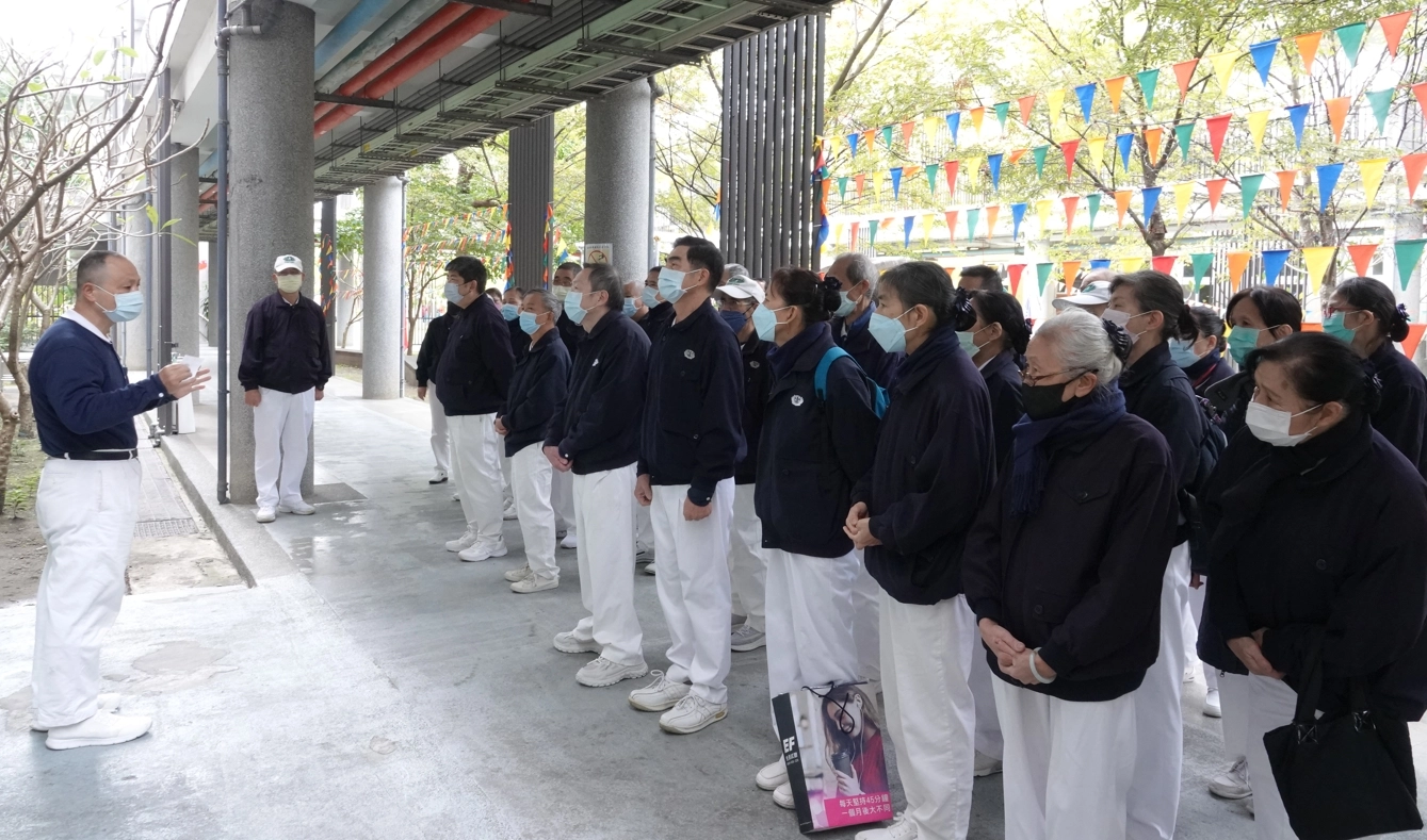 新北市板橋區的後埔慈濟志工團隊,結合更多公益團體,除了應景的跟板橋榮家長輩祝賀聖誕快樂,更藉此因緣拜個早年。