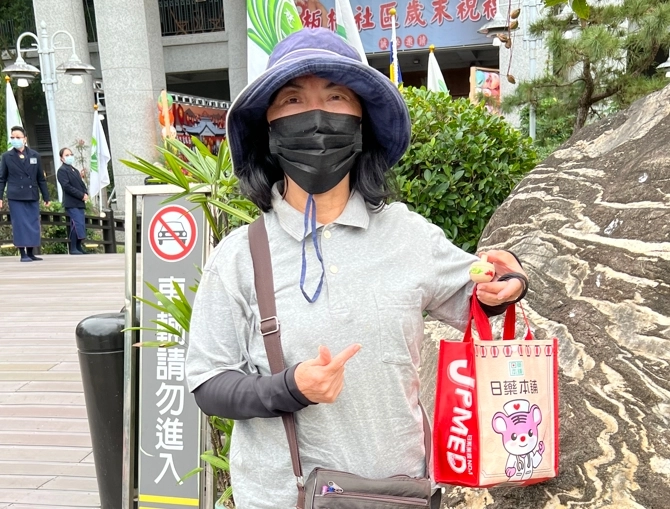 來自三峽區的魏湘潔,接觸慈濟二十幾年,長期在惜福屋整理會眾捐出的物品;2015年惜福屋停辦後,只要有空她都會到三峽教育環保站做環。。