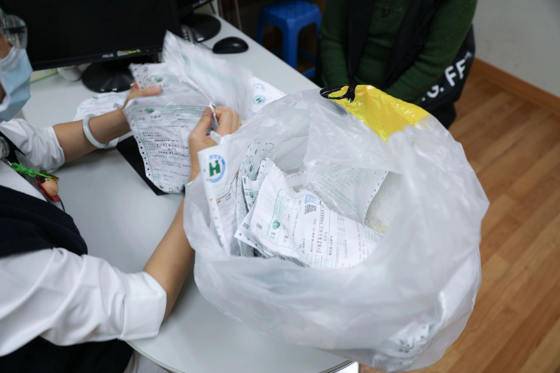 花蓮慈濟醫院個案管理師李依甄仔細為陳女士分類,每日要服用的藥物,並且依照陳女士的生活習慣,進行藥物標示與衛教。