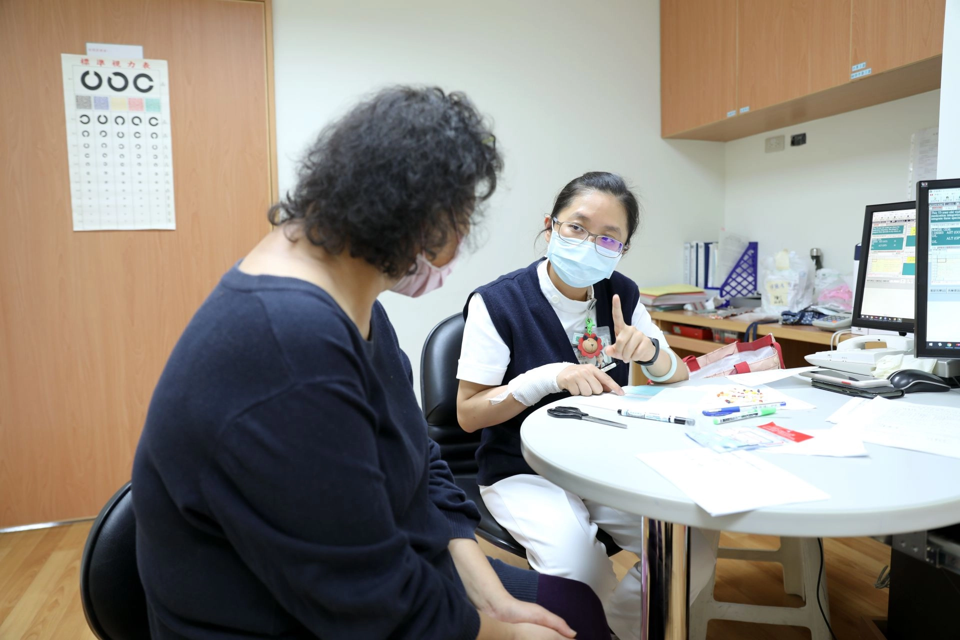 花蓮慈濟醫院個案管理師李依甄仔細為陳女士分類,每日要服用的藥物,並且依照陳女士的生活習慣,進行藥物標示與衛教。