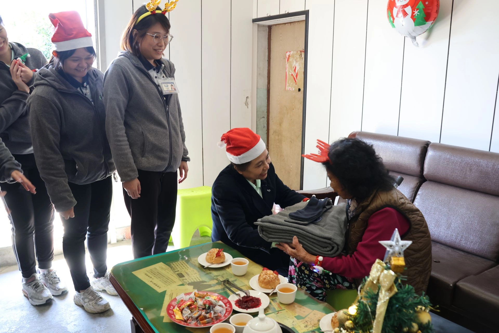 莊淑婷副召集人送來保暖物資,讓長者平安度過寒流侵襲。