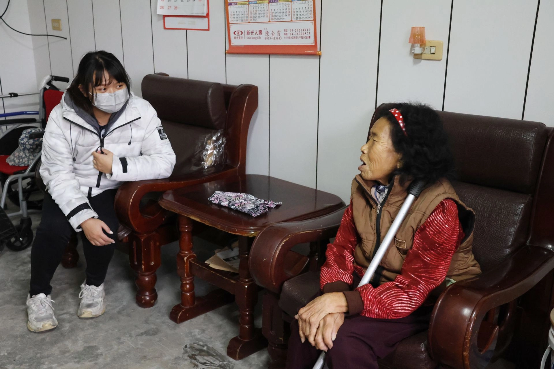 阿嬤告訴清水綜合長照居服督導 霈妮,自己還是喜歡住在有熟悉回憶的三合院老宅。