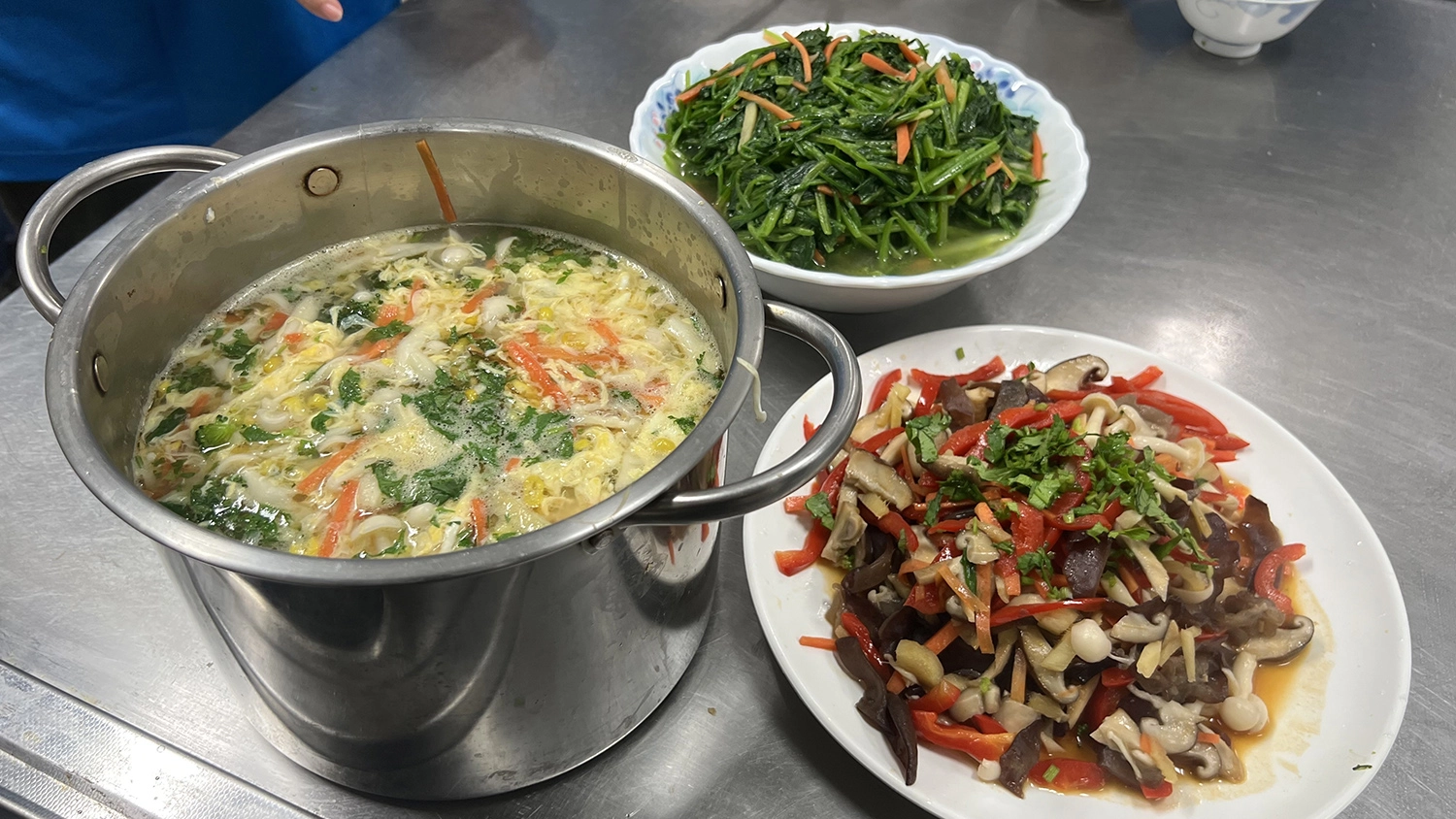 以高纖膳食為主軸來設計菜單,補充具有豐富膳食纖維,以及不同營養素的蔬菜搭配。