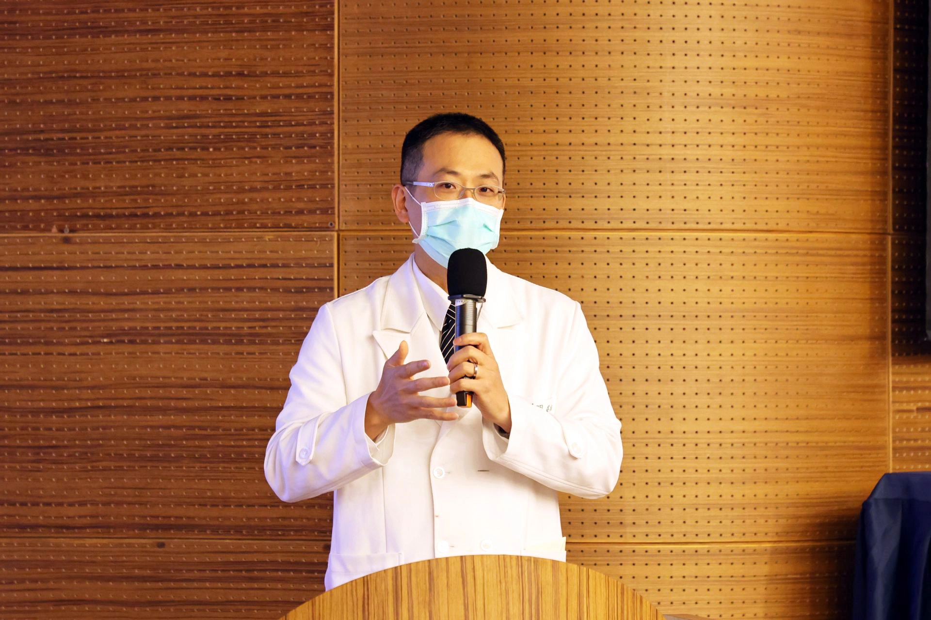 乳房醫學中心主任張群明表示,此次研討會讓皮膚科醫師更深入了解乳癌治療的過程,也為一般外科醫師帶來新的看待皮膚徵狀的觀點。