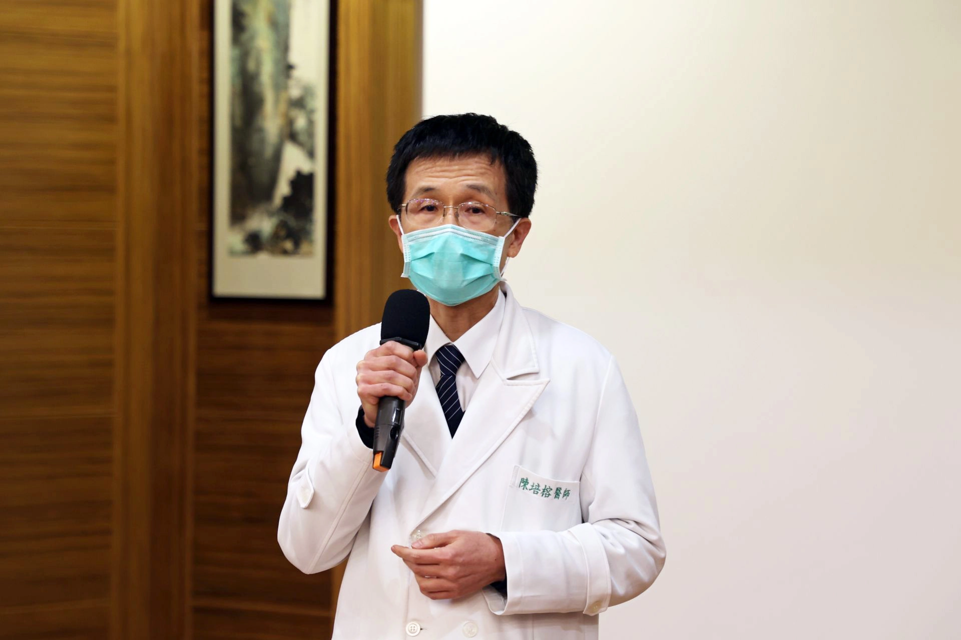 陳培榕副院長以自身多年治療頭頸癌的經驗,分享癌症患者接受放射治療後可能出現的傷口型態以及所需的皮膚照護,期望花蓮慈院將來擴大舉辦跨領域研討會,加強不同專科之間的溝通與合作。
