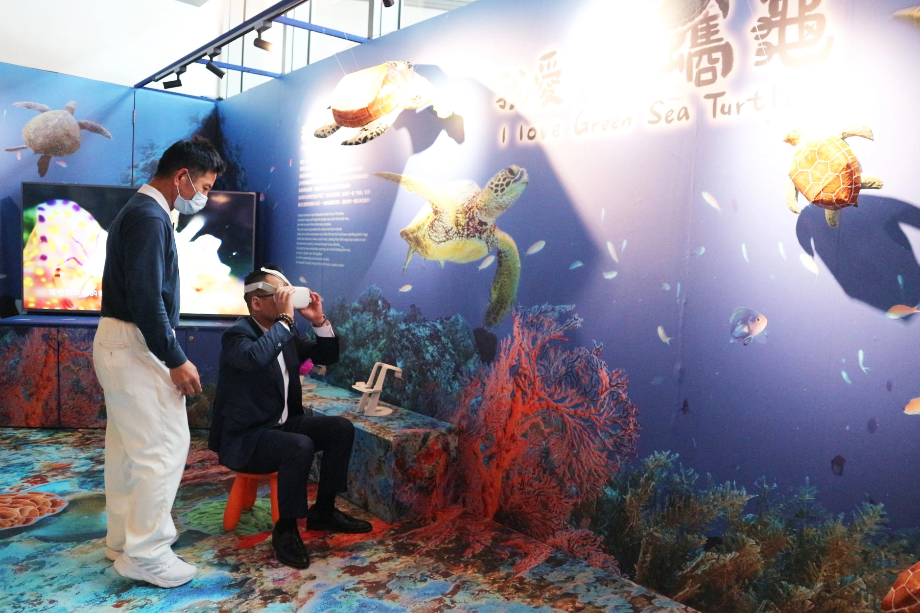 基隆市議會議長童子瑋體驗透過VR設備,與綠蠵龜同遊海底世界