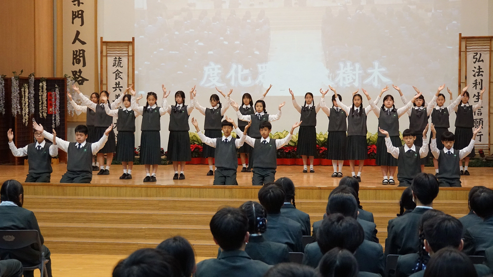 中學部學生演繹《藥草喻》,希望大家別看輕自己,人人都是未來佛。