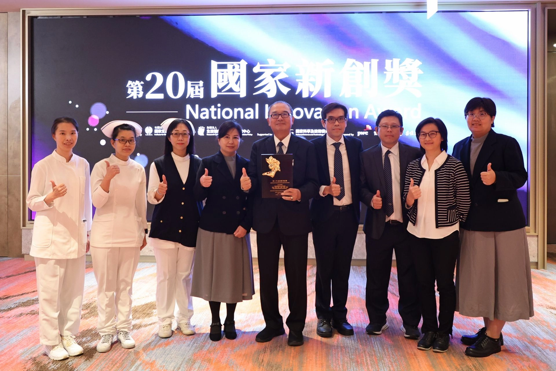 花蓮慈濟醫院副院長許文林帶領研發團隊,研發急救智慧醫療車「智能九號生命之鏈–整合 ACLS 指引與智慧藥櫃之急救資訊管控系統」,獲頒第 20 屆國家新創獎「臨床新創獎」。