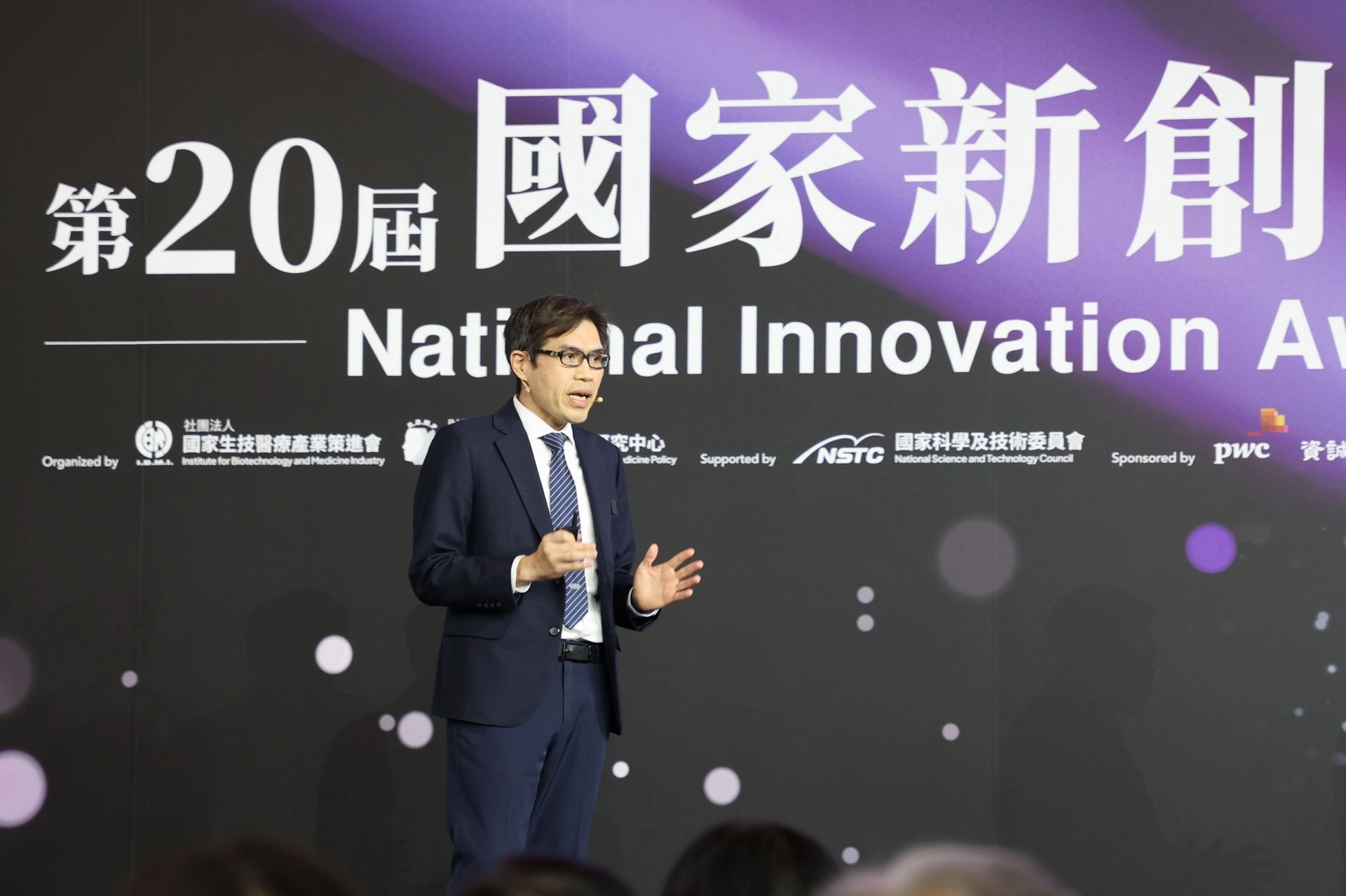 癌症研究中心主任許仁駿代表團隊發表新創技術亮點,急救團隊經由此套系統輔助,不僅使病人恢復自發性循環成功率提升3倍、24小時存活率提升1.37倍,而病人出院時的神經功能表現良好也提升到1.21倍。