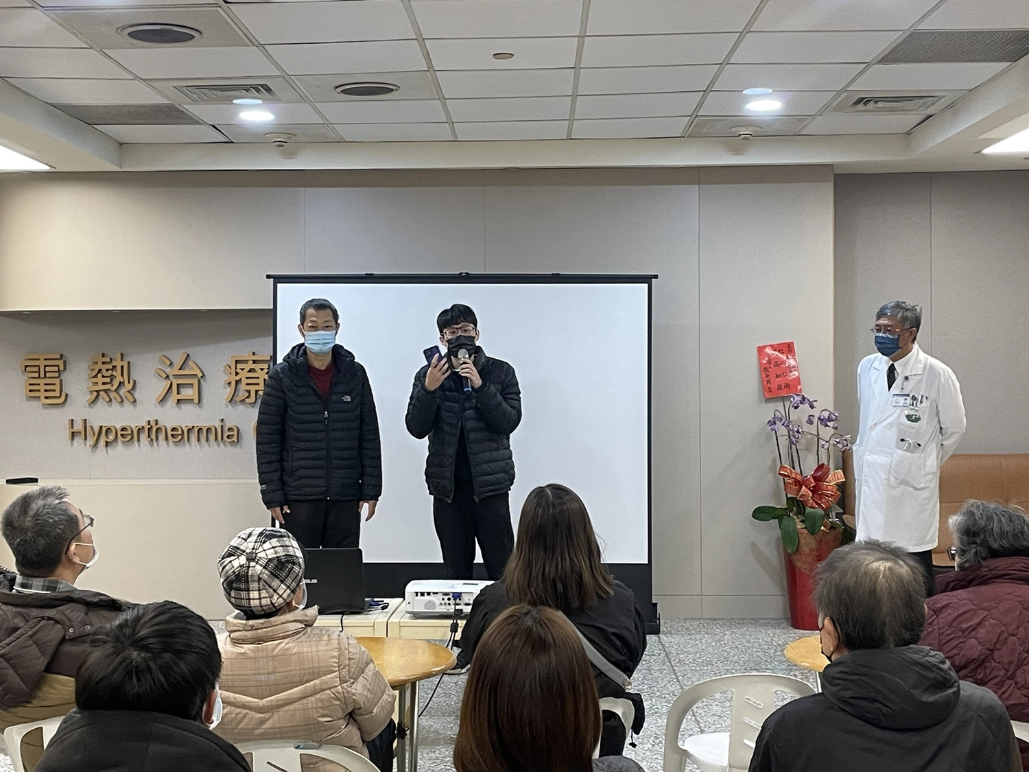 病友家屬孫先生(中)在肺癌病友會中感謝賴俊良副院長及醫療團隊的專業治療改變了父親。