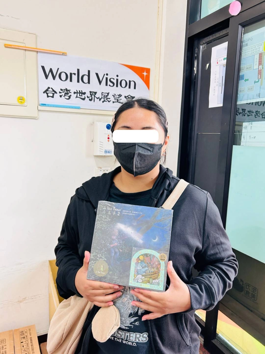 今年大四的阿樺參加展望會與誠品書店合作募集聖誕禮物心願活動,許願想要能和家人一起看的書!