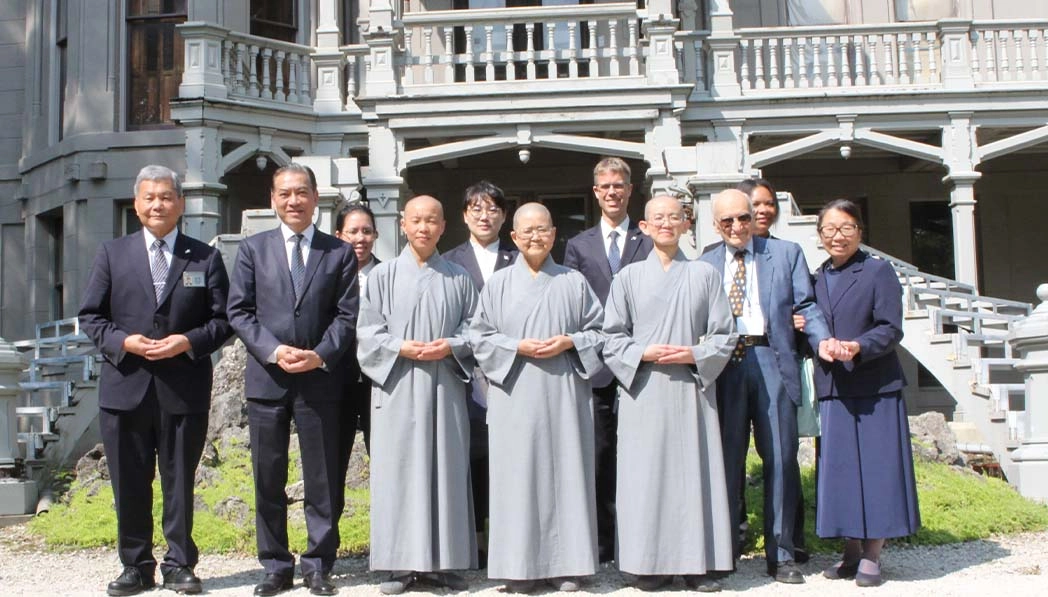 「世界宗教議會」創辦人布盧克·卡魯斯(右二)邀請慈濟代表團參觀「黑格爾·卡魯斯莊園」。