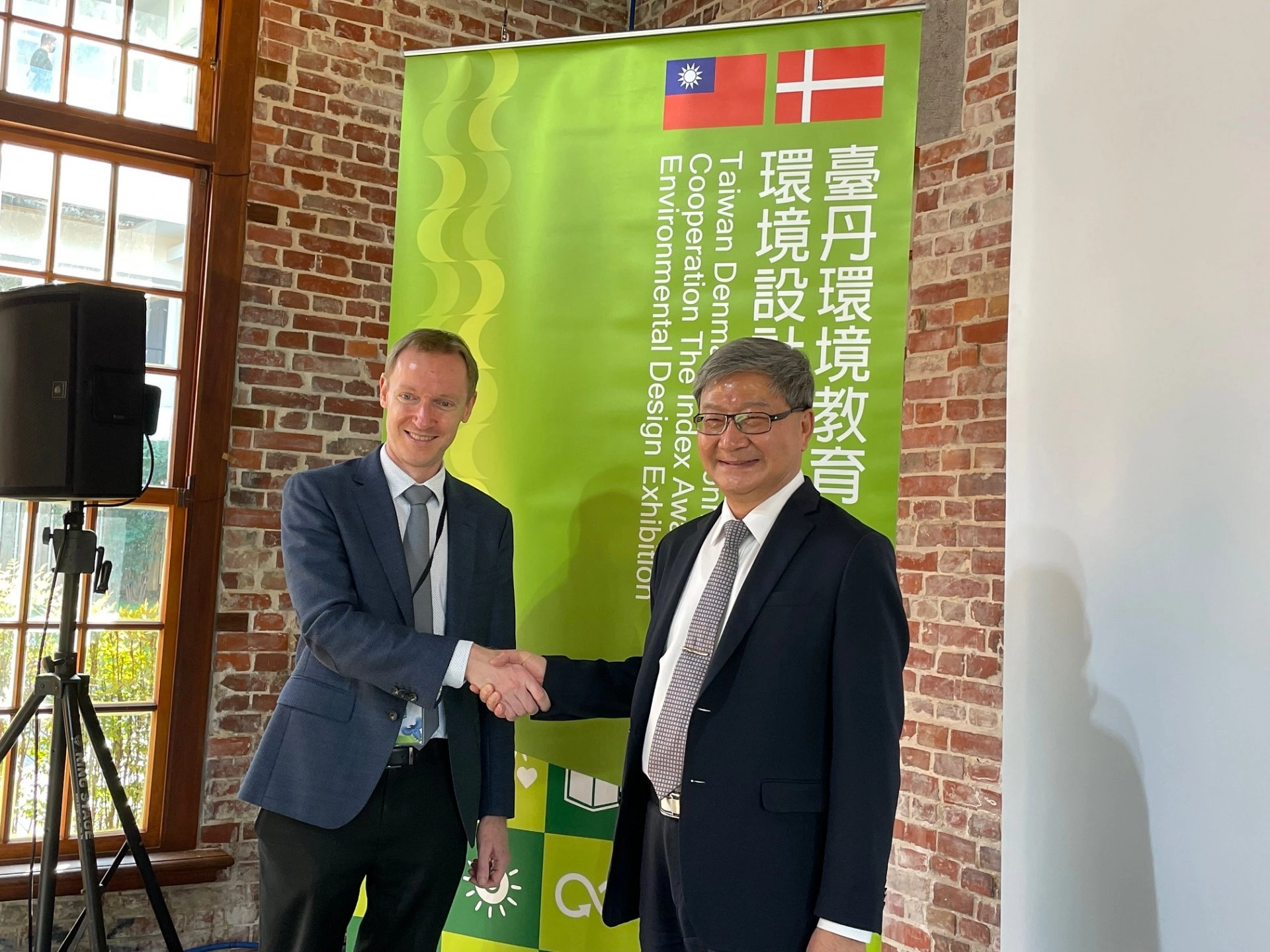 環保署沈志修副署長(右)與丹麥商務辦事處長柏孟德(Bo+Mønsted)為「臺丹環境教育合作與環境設計大賽展覽」拉開序幕
