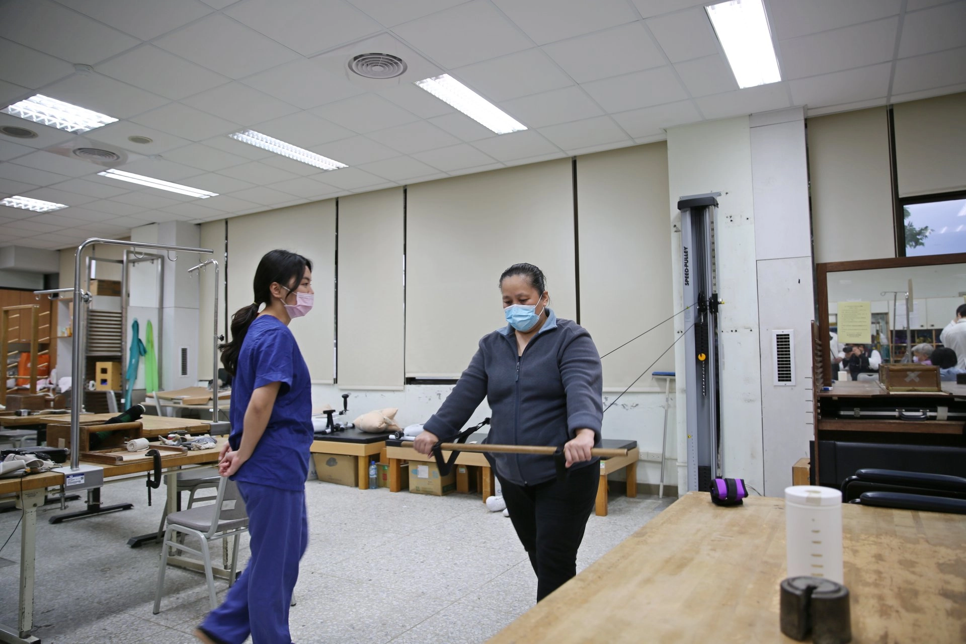 胡小姐去年10月來到花蓮慈濟醫院的職業傷病診治整合服務中心求診，由職業醫學科、復健部等跨團隊治療並擬定職能復健計畫，不只有職能復健，還規劃工作強化訓練，包含更換枕頭套、搬運箱子等，幫助她提升工作所需能力。