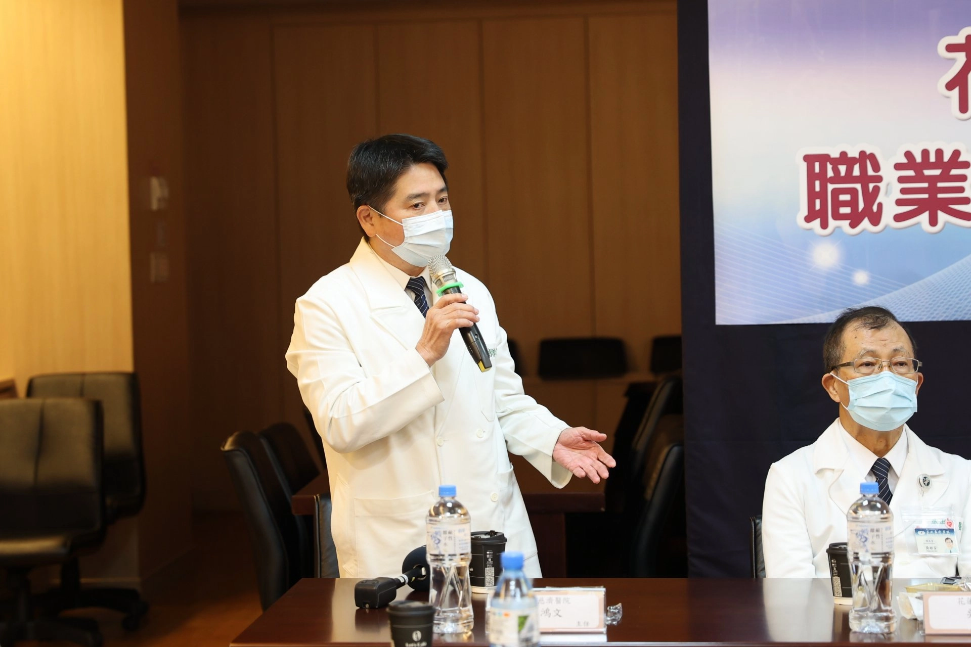 職業醫學科主任劉鴻文表示，東部勞工常見的職業病由花蓮慈院各科進行整合式的診治，同時也協助勞工申請各項補助，讓他可以安心地接受治療與復健，而後健康地回到職場。
