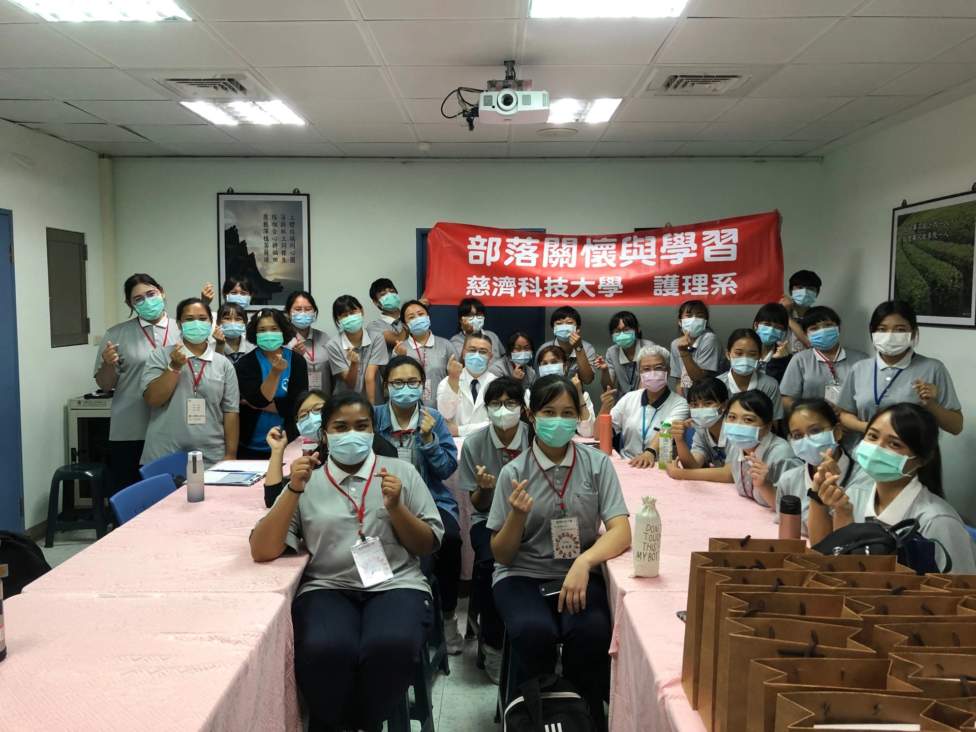 學生到原鄉部落進行健康檢測,探索原住民部落健康照護需求。
