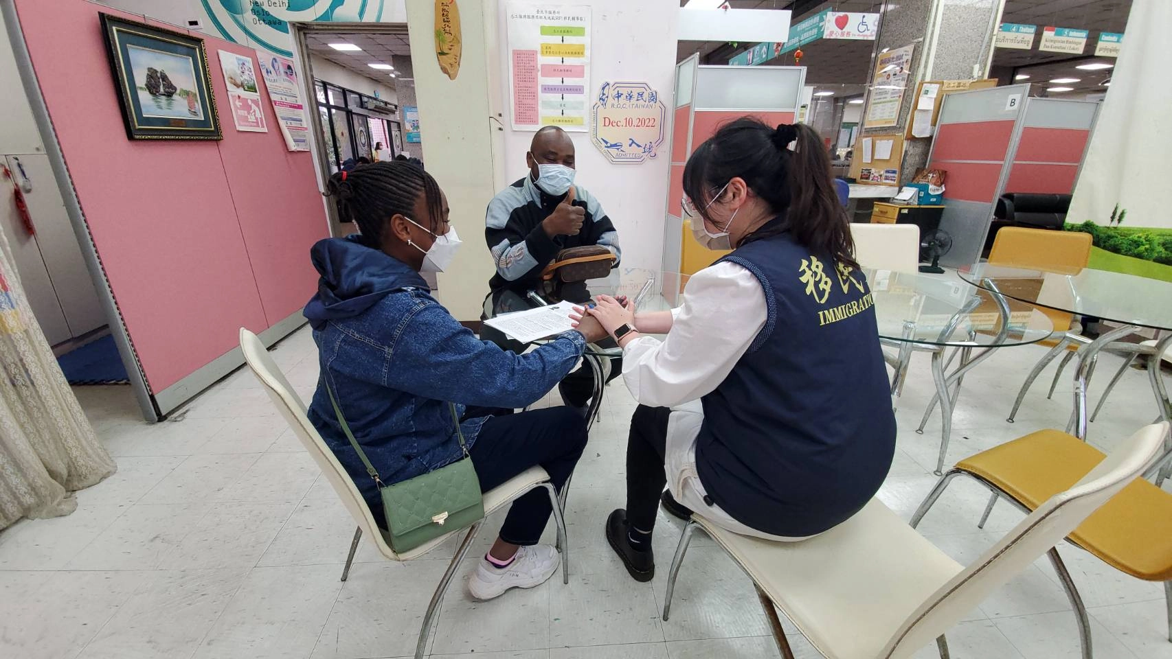 移民署實施「擴大自行到案專案」,讓查德籍父親及小女生都鬆了一口氣,直呼太感謝臺灣了。
