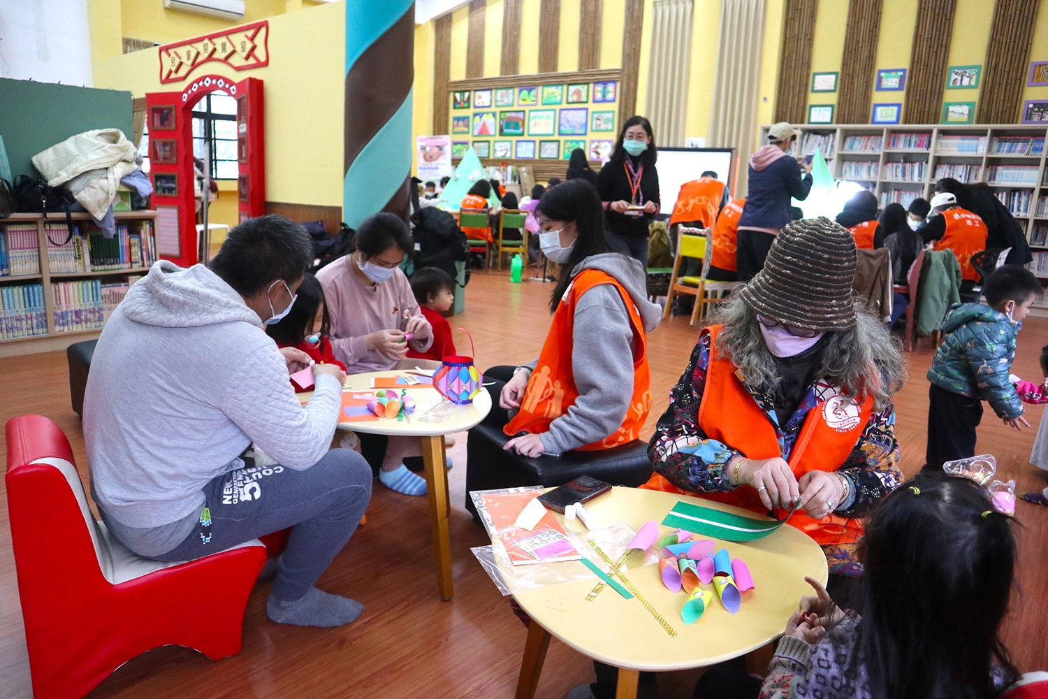 伊甸宜蘭親子館號召在地志工陪伴孩子體驗DIY元宵燈籠,讓孩子感受元宵歡樂氣氛。