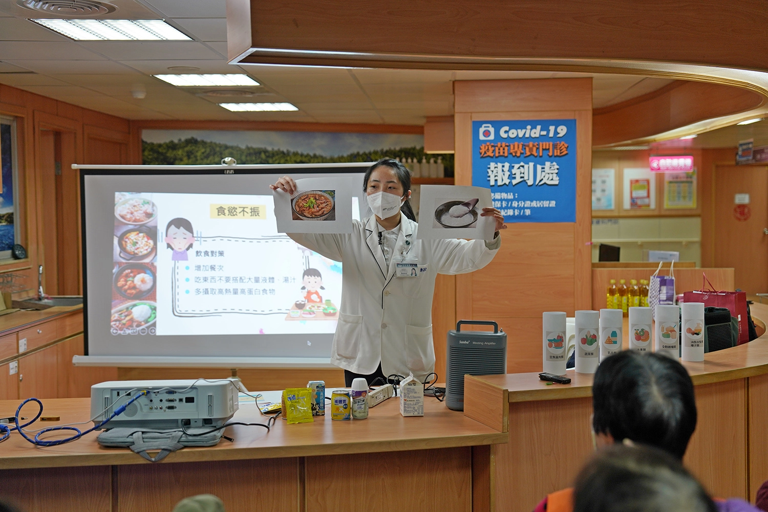為了讓癌症病患瞭解本身疾病中,飲食中何者可吃?何者毋湯吃,花蓮慈濟醫學中心也舉辦「營兔年~談癌症飲食原則」衛教講座,邀請營養師鄭穎倢講解相關癌症營養知識。