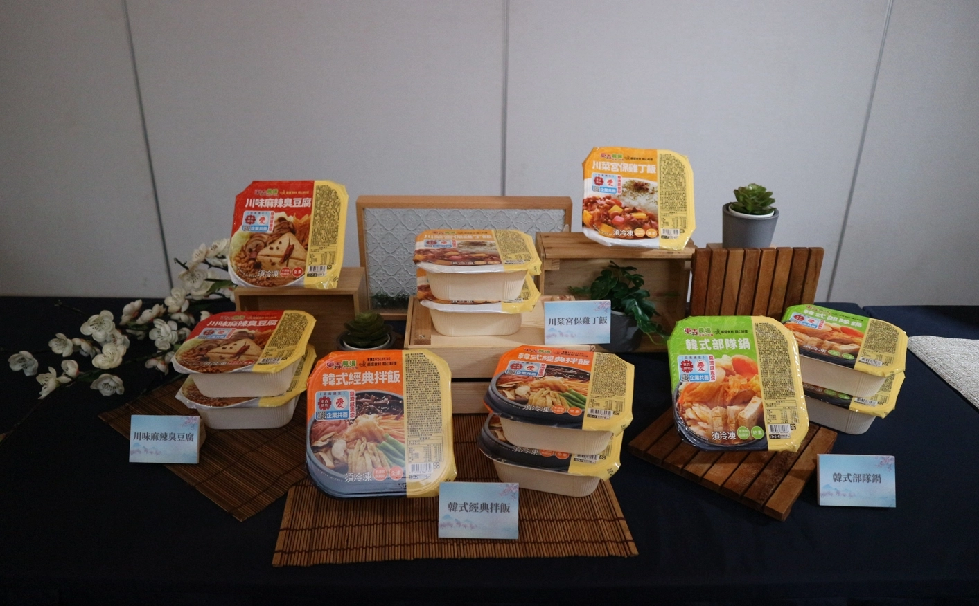 根據《世界素食人口報告》指出,台灣素食人口突破300萬人,占總人口13%,但不同於過往刻板印象中的宗教素,更多人認同愛健康、愛地球、愛動物為訴求的蔬食飲食。東森購物首波推出「共善商品」,包含川菜宮保雞丁飯、韓式經典拌飯、韓式部隊鍋、麻辣臭豆腐,等四種口味,皆為素食商品,預計2/17(五)在東森購物電視通路開賣,2/22(三)在全家便利商店上架銷售。