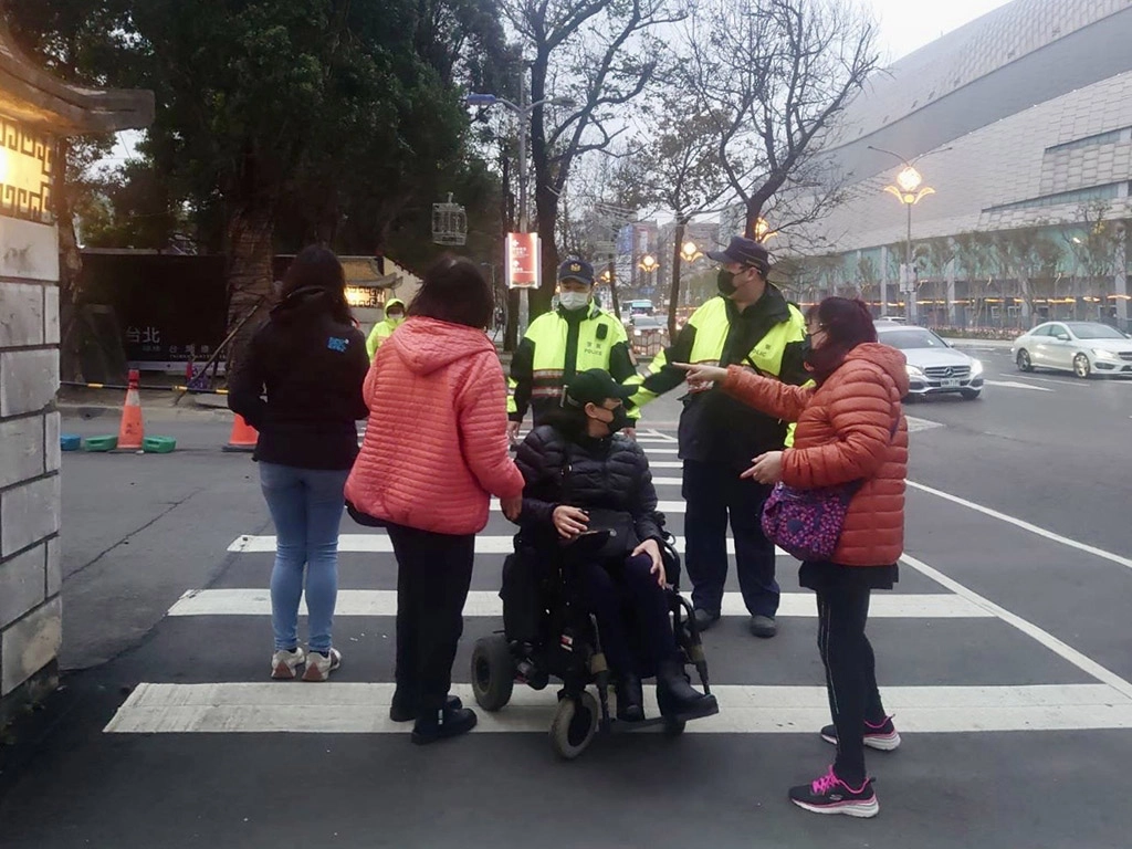 臺北市保安警察大隊佈署多層次、高密度、全方位的步巡警力,深入人群即時提供為民服務,守護老弱婦孺安全過馬路及問路等服務。