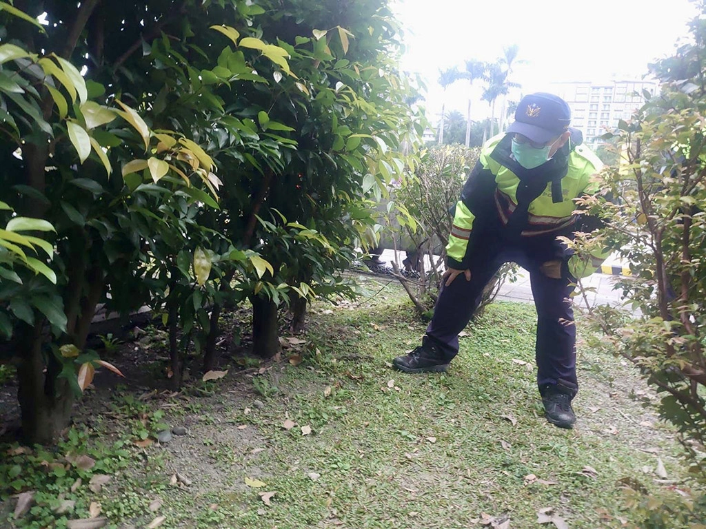 臺北市保安警察大隊佈署多層次、高密度、全方位的步巡警力,深入四大展區會場執行維安工作,針對標定區域及周遭樹叢實施點線面地毯式搜查及探測,查看有無類似或可疑爆裂物。