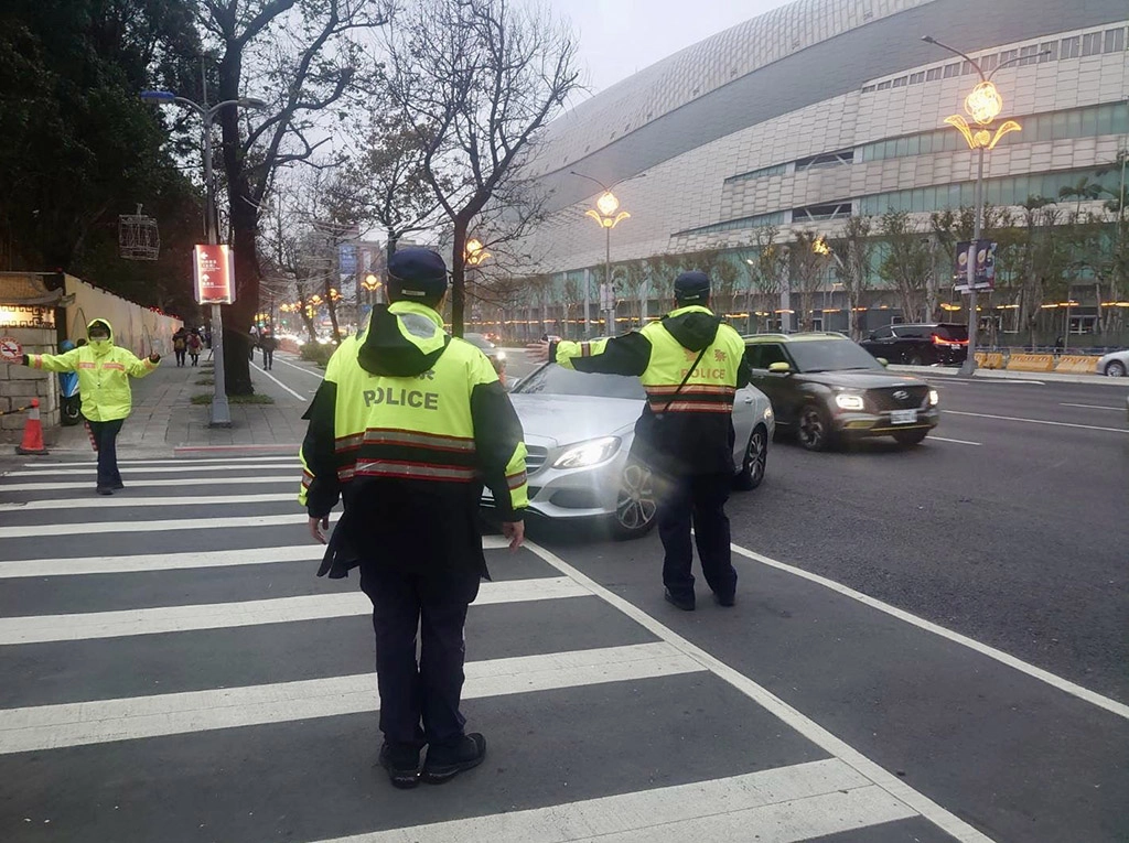臺北市保安警察大隊佈署多層次、高密度、全方位的步巡警力,深入人群即時提供為民服務,執行交通疏導等安全維護工作。