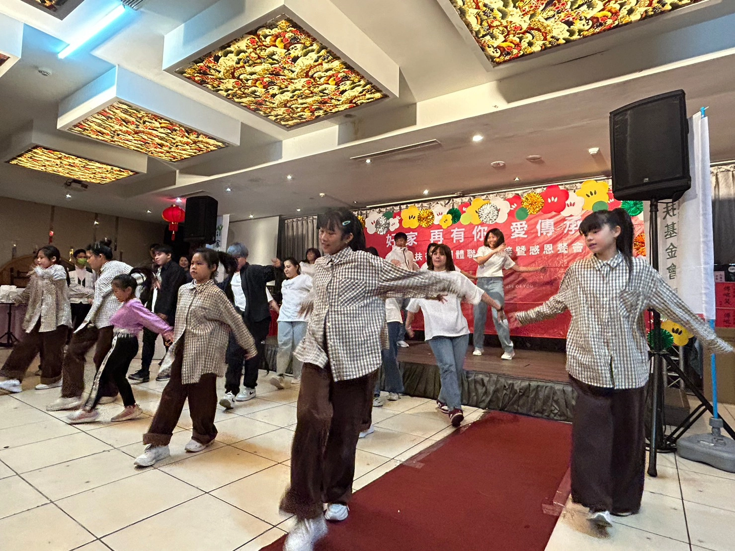 由家扶所陪伴的孩子組成的JF舞團進行精采的開場演出