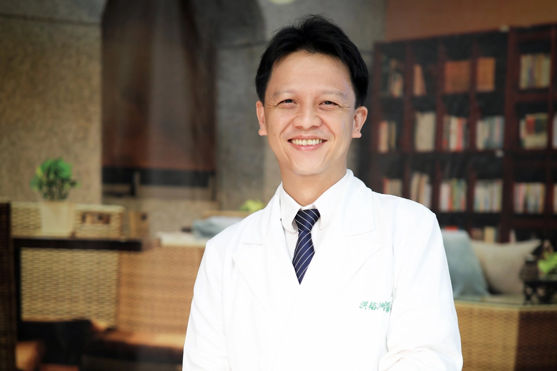 花蓮慈院復健醫學部副主任洪裕洲表示,下肢復健機器人的行走訓練具有重覆性且大量式,再搭配鏡子增加視覺回饋,可以使病人重建受損神經的可塑性,進而加速神經復健的進程。