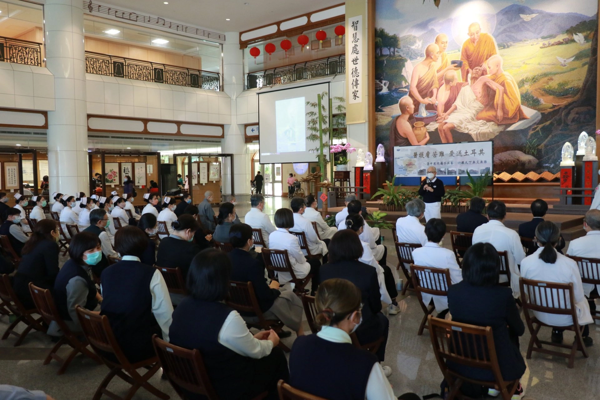 人文志業合心精進長姚仁祿因行程剛巧在臺中慈濟醫院,也參與募心募愛。