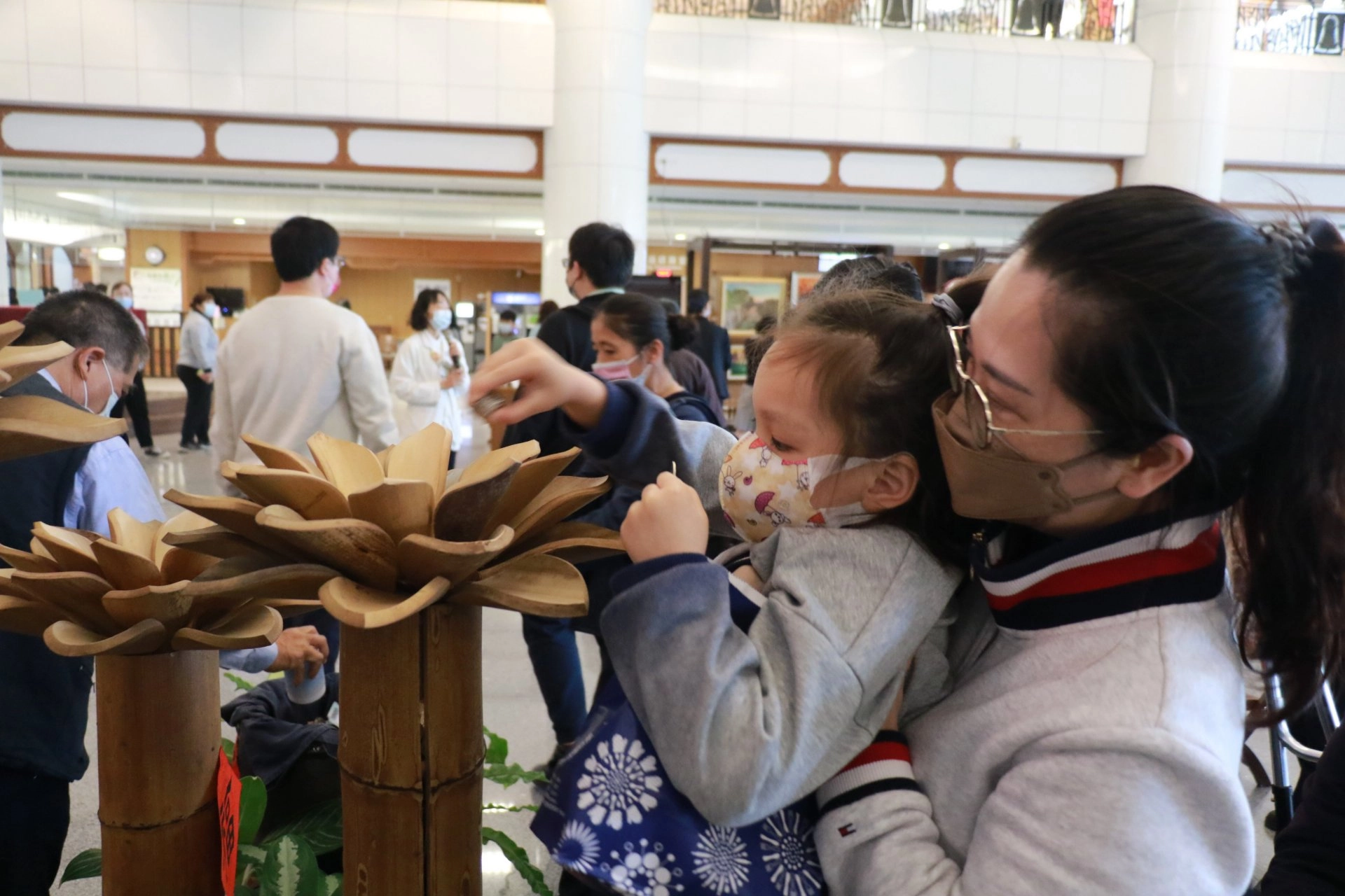張女士夫妻攜孫女投下善款,教育孩子把握機會救人行善。