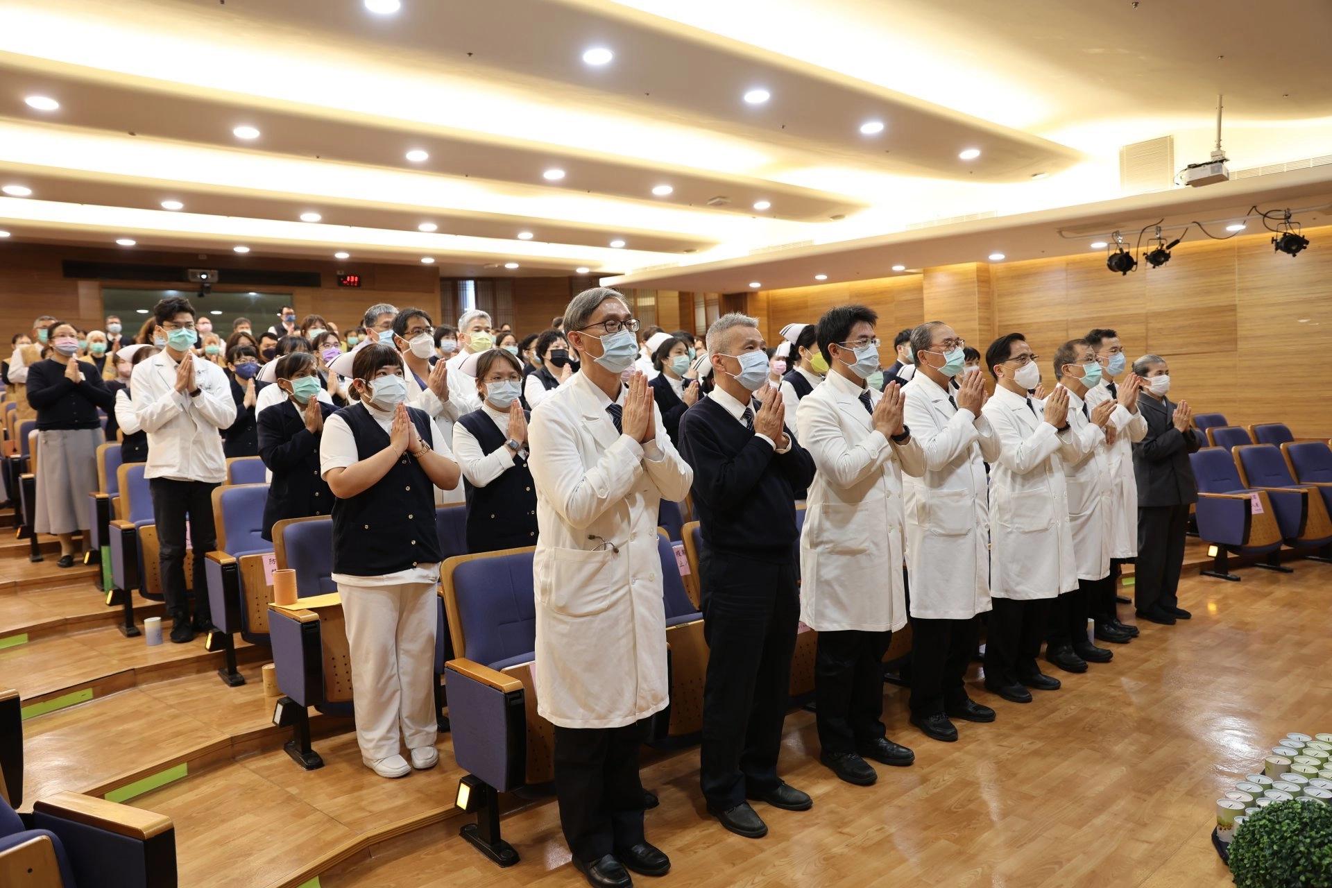花蓮慈院醫護、醫技、行政人員和志工們雙手合十,虔誠為土耳其祈禱。