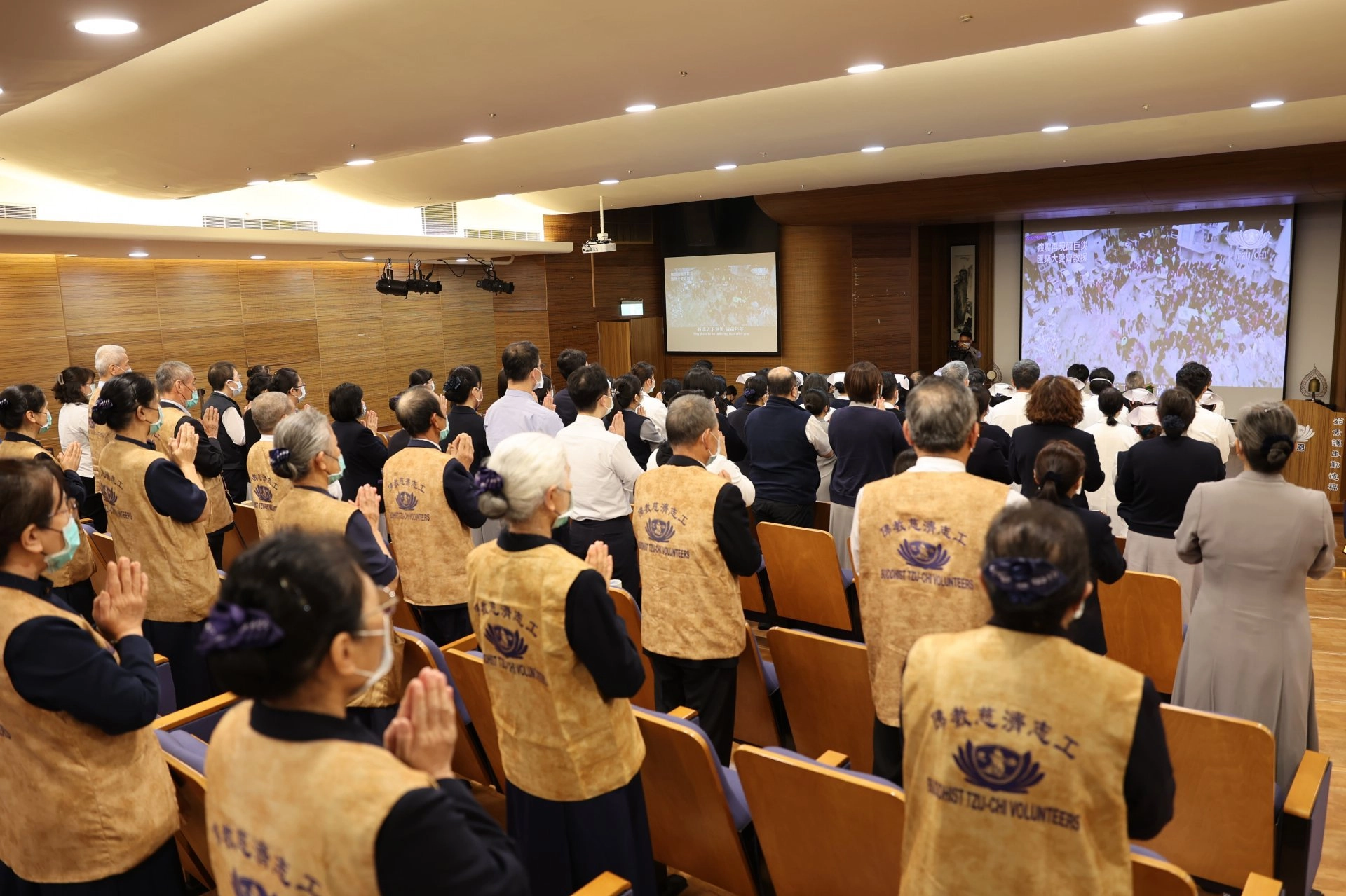 花蓮慈院醫護、醫技、行政人員和志工們雙手合十,虔誠為土耳其祈禱。