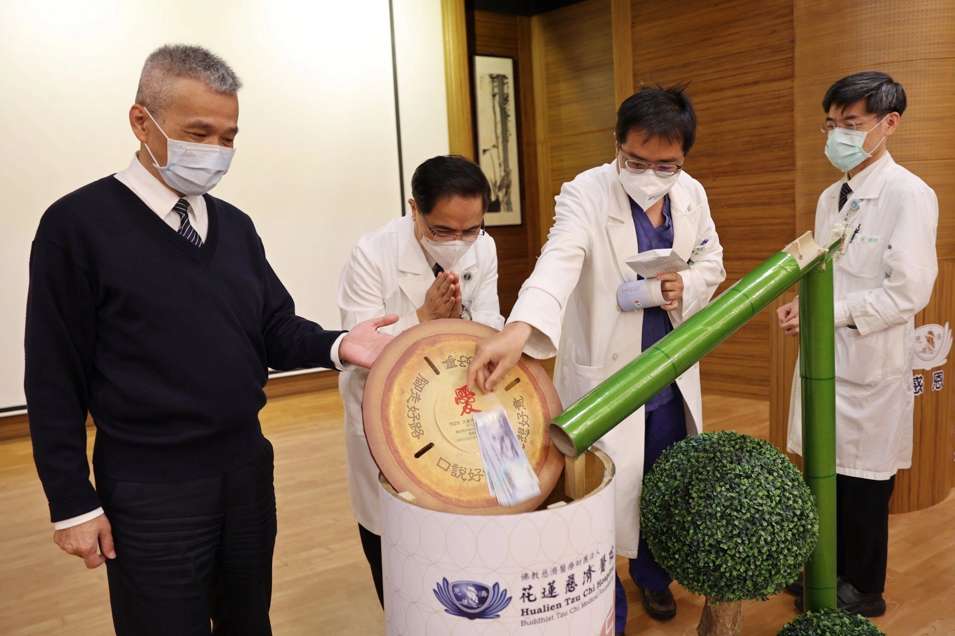 一元不少、千元不多,大家拿著裝滿愛心的竹筒投下祝福,希望匯聚起來和各方愛心一起送到土耳其,為因震災受苦的人民盡一份力量。