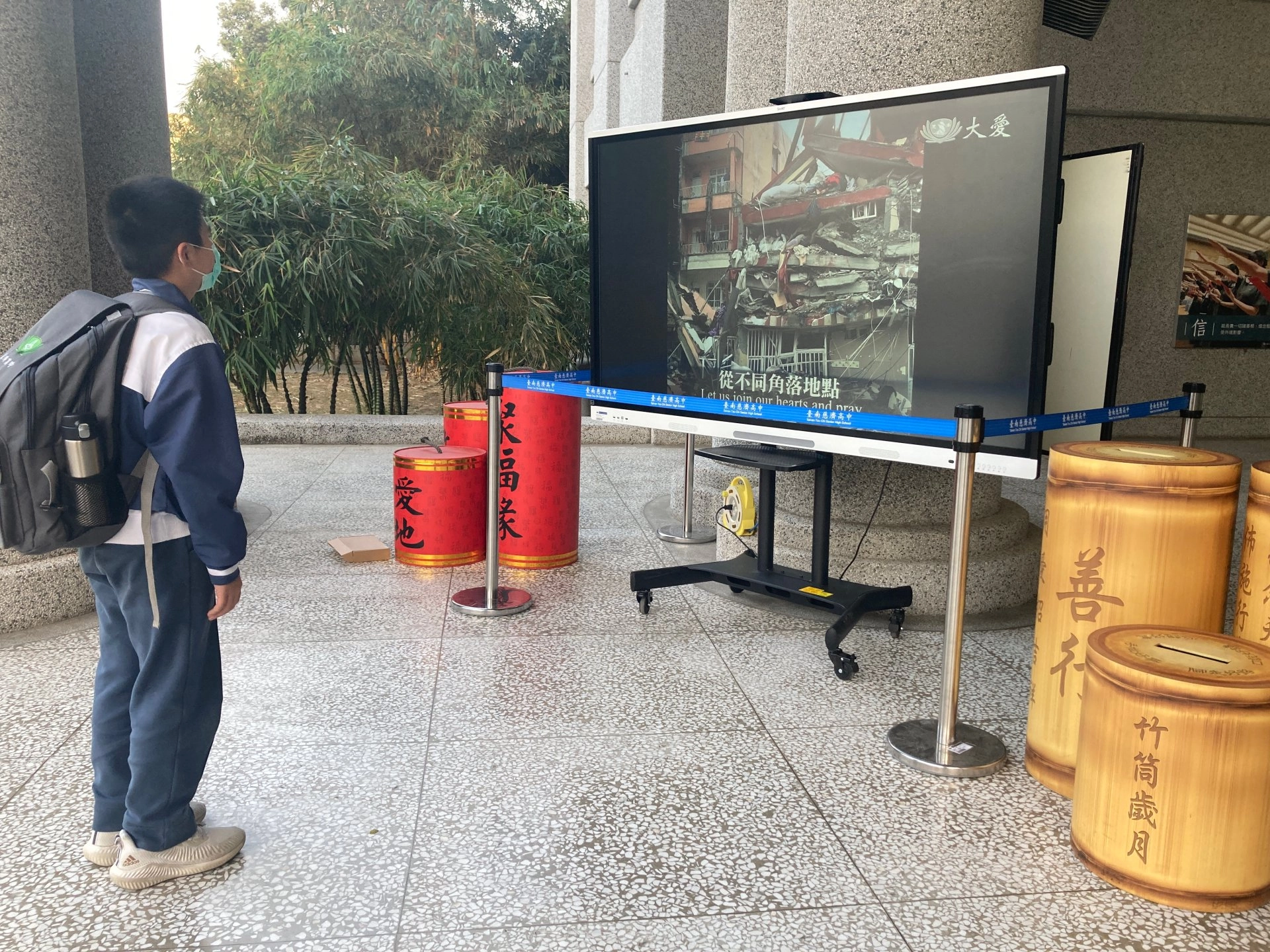 國一吳牧弦同學於放學時看到土耳其地震影像,隨即將口袋中的零錢全部投入竹筒中。