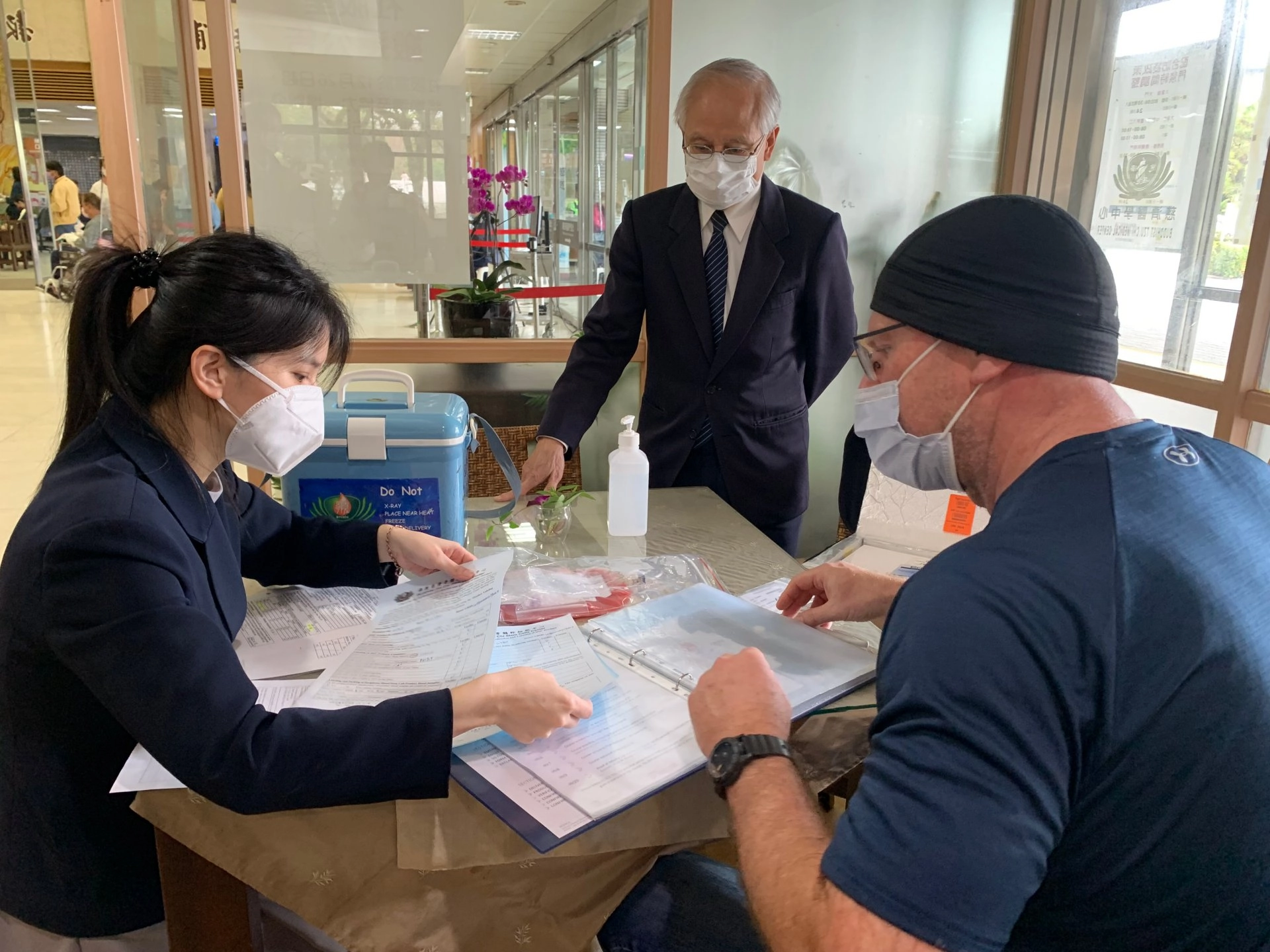 瑞典取髓人員Stephan(右一)仔細核對資料,隨即搭車趕赴回程班機,在花蓮慈齊醫院停留的時間不到一小時。取髓任務將近二十小時的飛行航程。