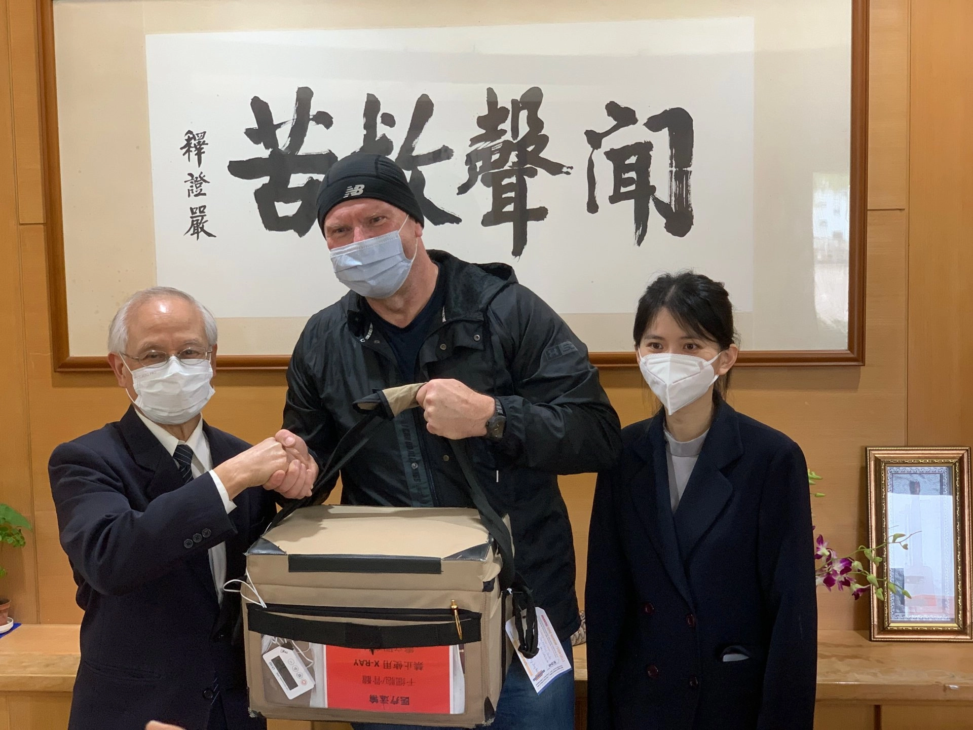 慈濟骨髓幹細胞中心主任楊國梁(左一),親自將造血幹細胞交接給瑞典取髓人員Stephan(中),此為新冠肺炎Covid-19疫情邊境管制鬆綁後第一次海外取髓任務。