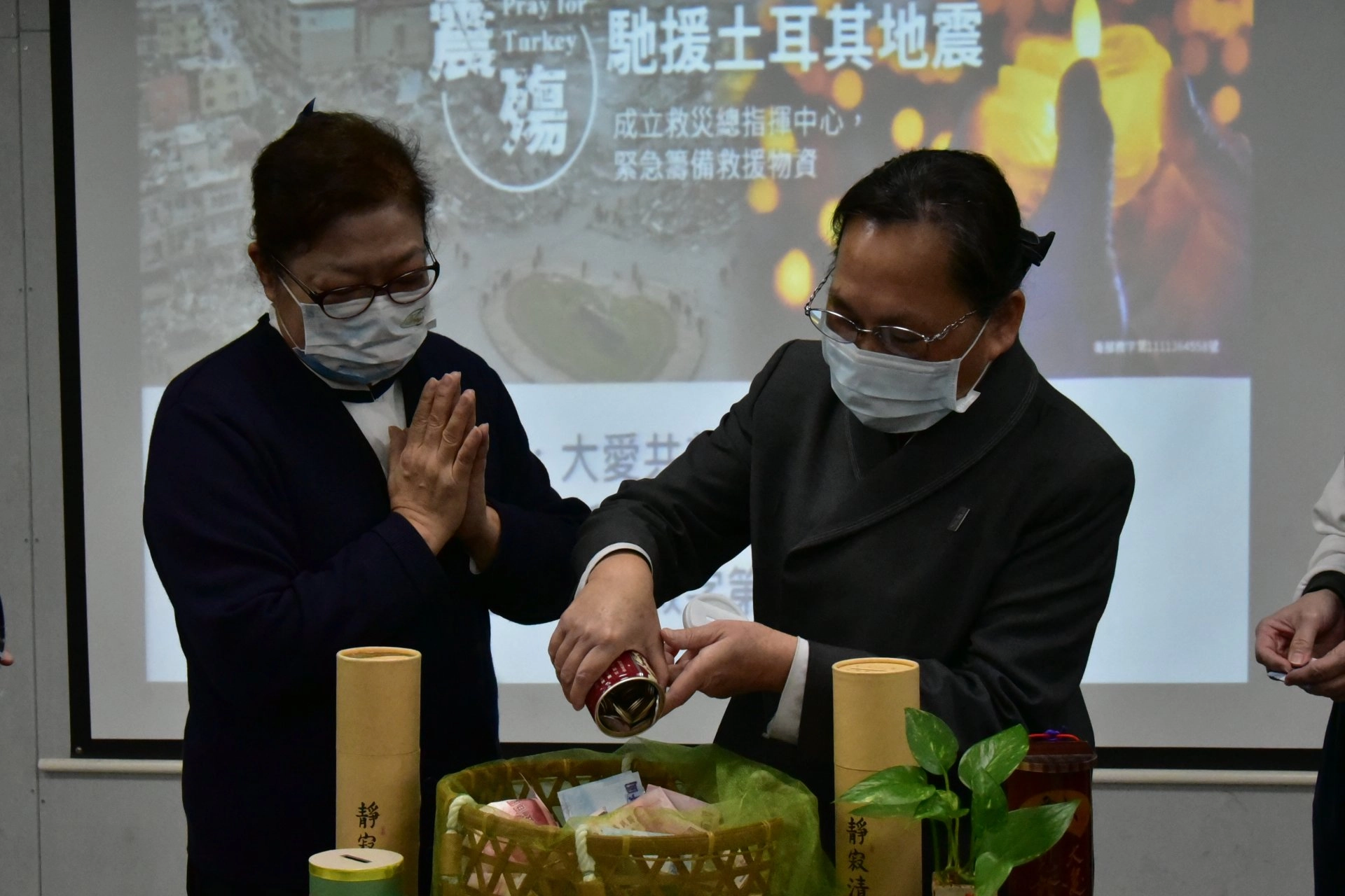 李玲惠校長募集愛心也獻出行動,帶動校內主管捐出竹筒,全校師長齊一心念馳援土耳其地震。