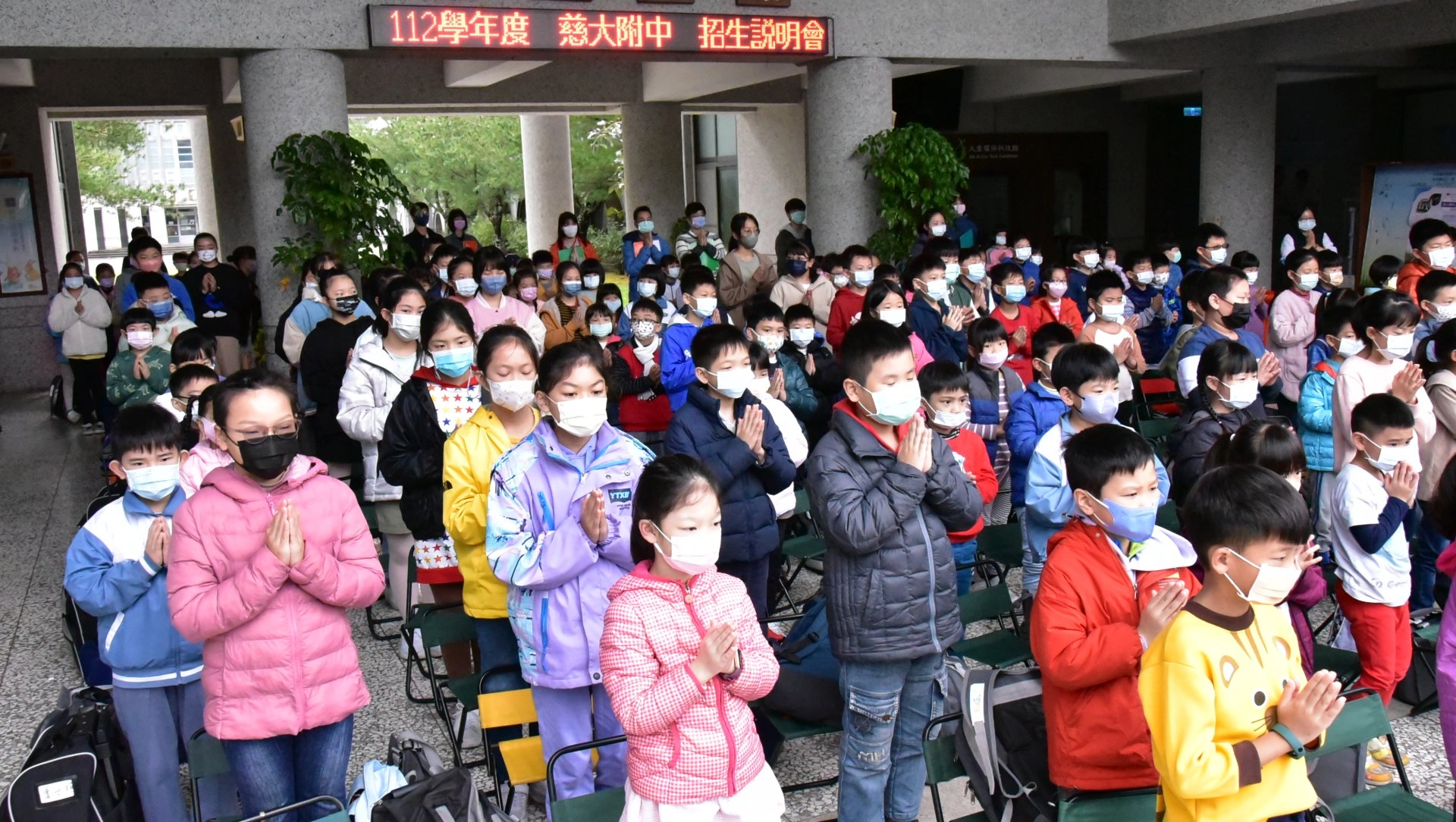 寒假期間小學部的營隊活動在川堂集合,把握學生齊聚時,帶動學生虔誠祈禱為土耳其祝福。