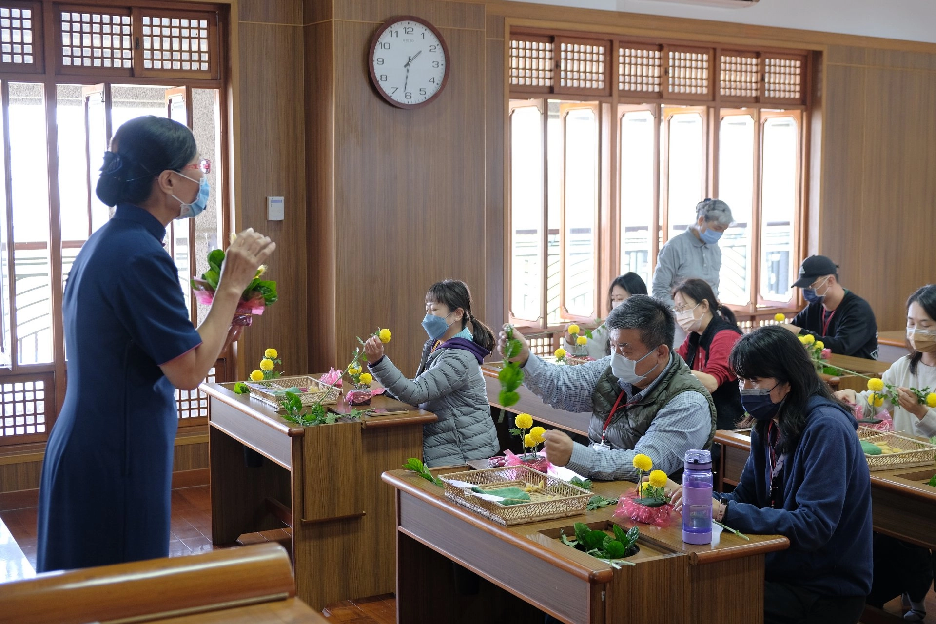 研習中結合茶道、花道,體驗慈濟人文課程結合品格教育的教學特色