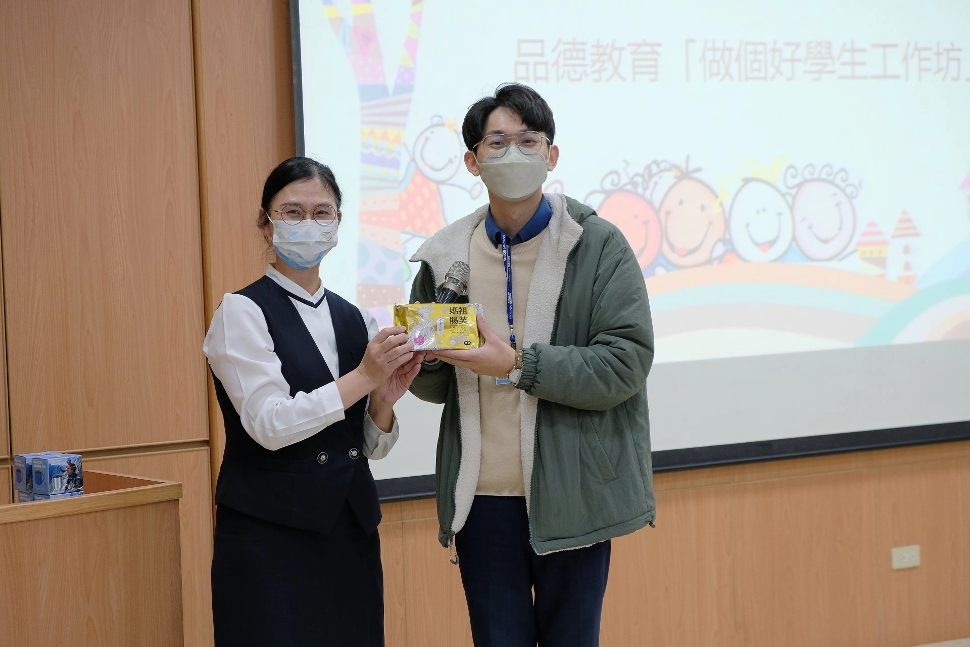 胡老師讚嘆導覽的學生相當優秀,從言談舉止中見證學生的好品格。