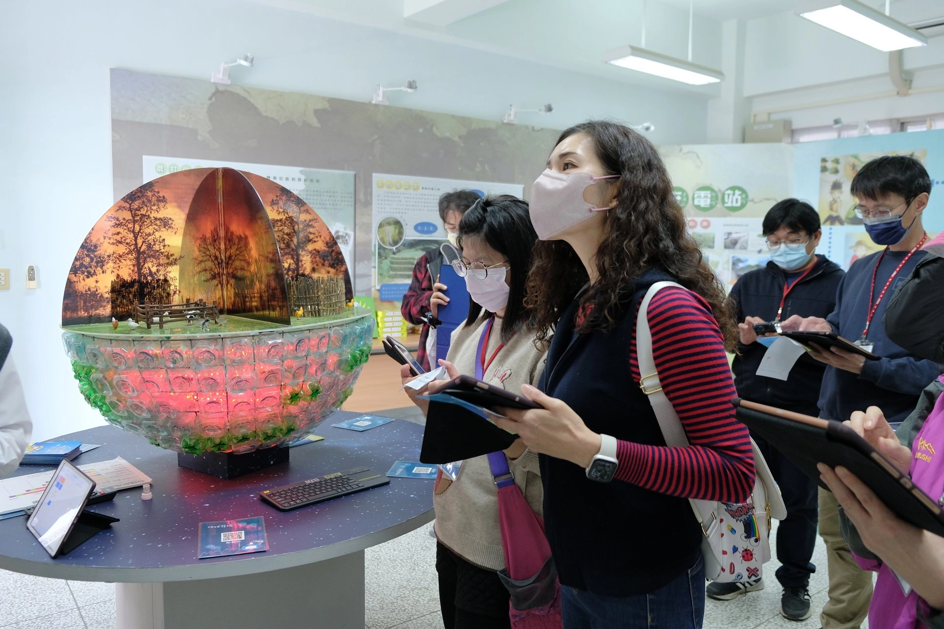參訪的老師在環境教育基地闖關的活動中,見證環保、產業、經濟和科技能夠結合。