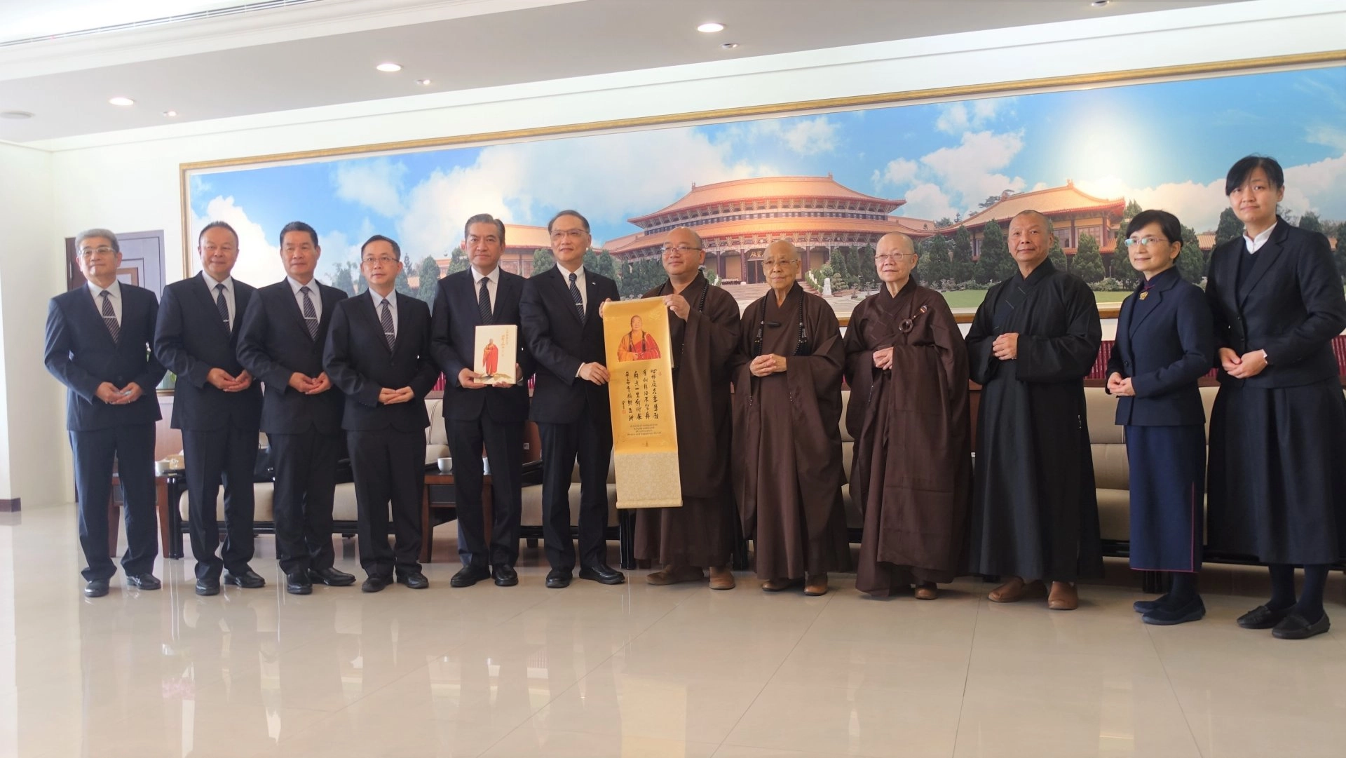 佛光山住持心保和尚致贈星雲大師墨寶(右六),由慈濟慈善事業基金會執行長顏博文(左六)代表收下。