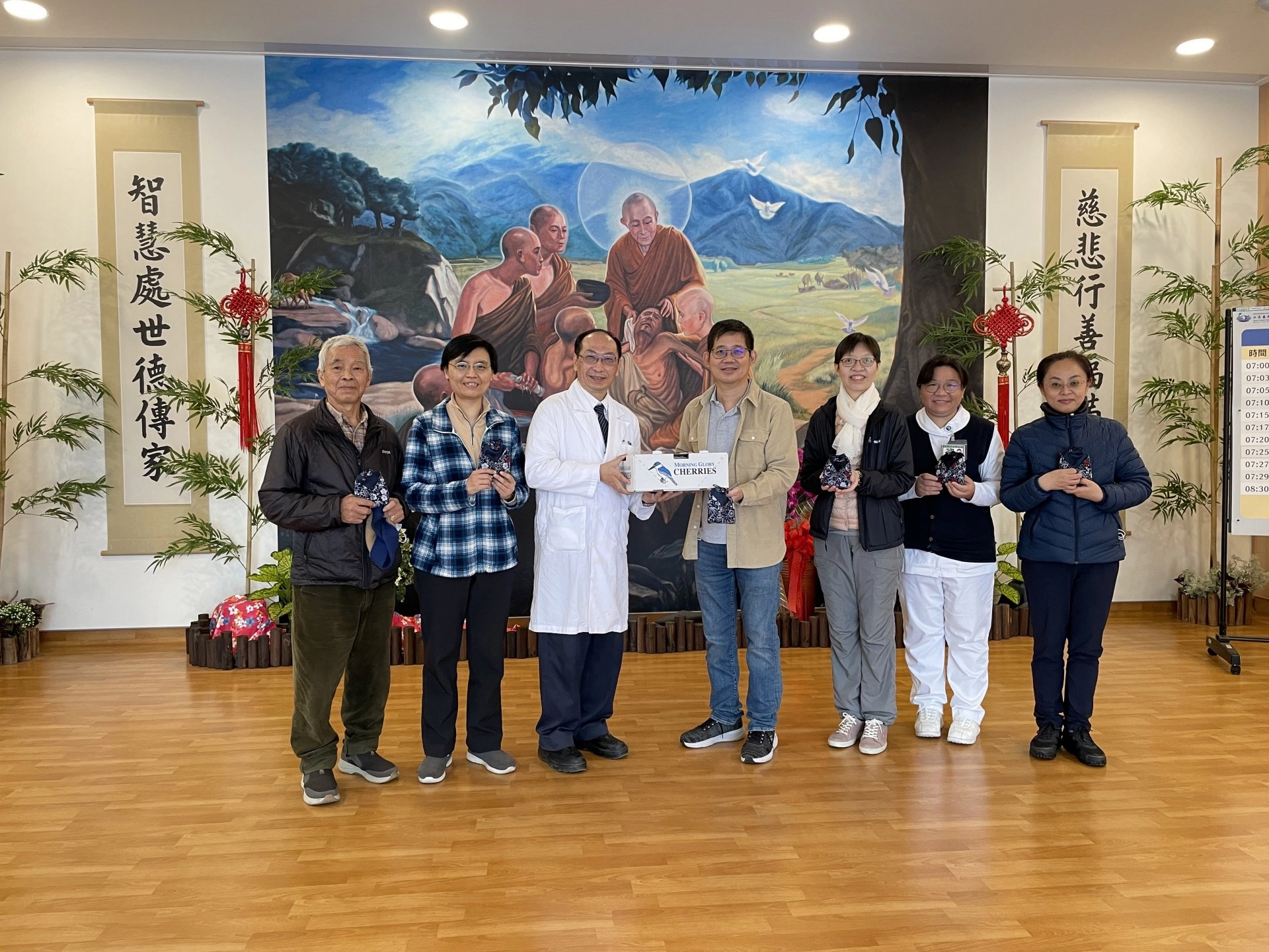 新加坡中醫醫師團隊參訪三義慈濟中醫醫院,因葉家舟院長(左三)分享為土耳其祈福活動,醫師們與帶訪師姊提前合捐10萬元,幫助災民重建家園。