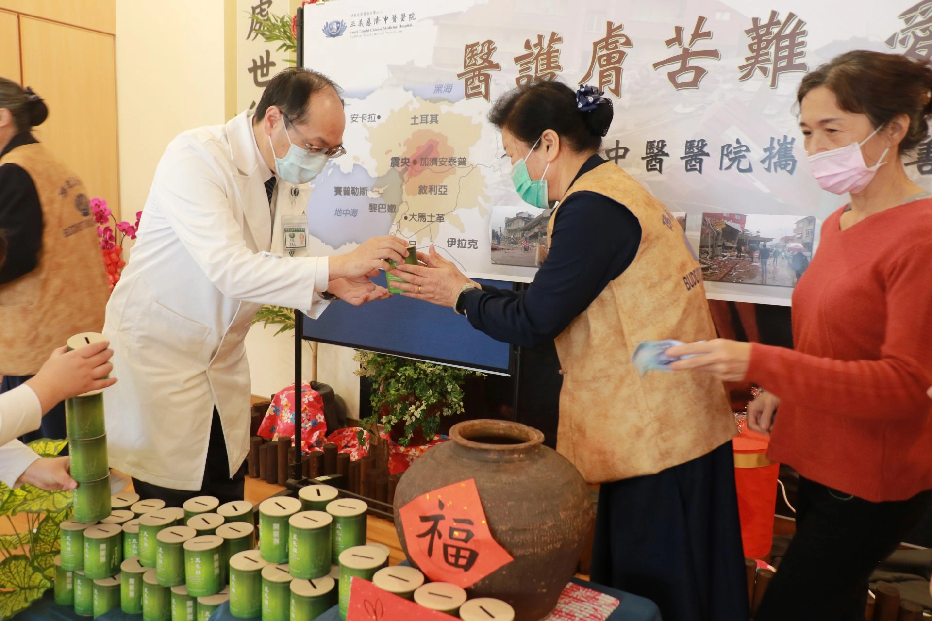 家舟院長(左一)期待為土耳其災民募心募愛之餘,招募更多志工進到慈濟,拉長情、擴大愛。