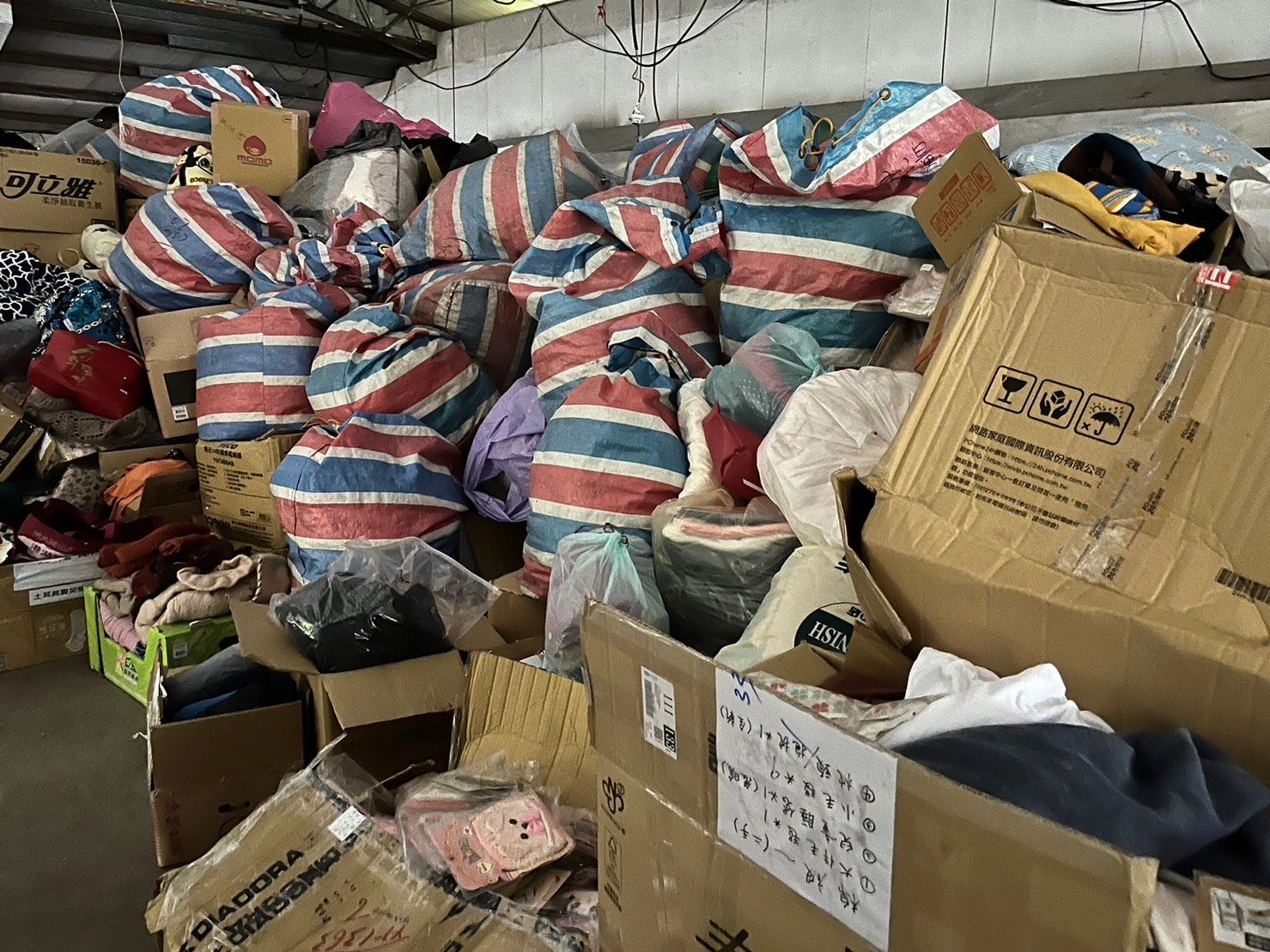 對於不符土國公告捐贈物資之二手物品,經整理先堆放在另外置物空間。