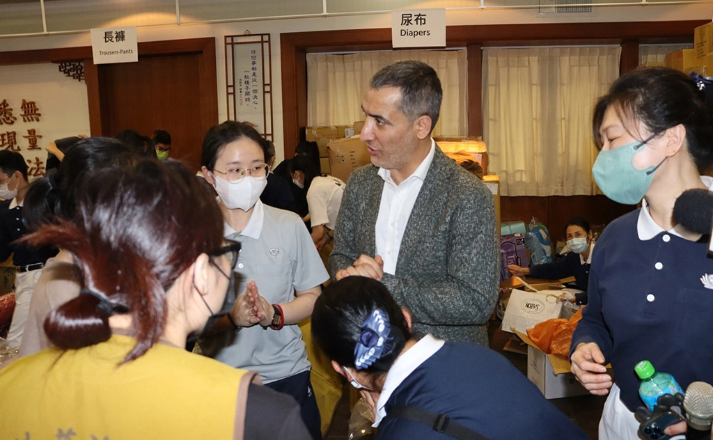 土耳其駐台商務辦事處商務代表貝定可(Muhammed BERDIBEK)向所有幫忙整理捐贈物資的志工團隊表達感謝之意。