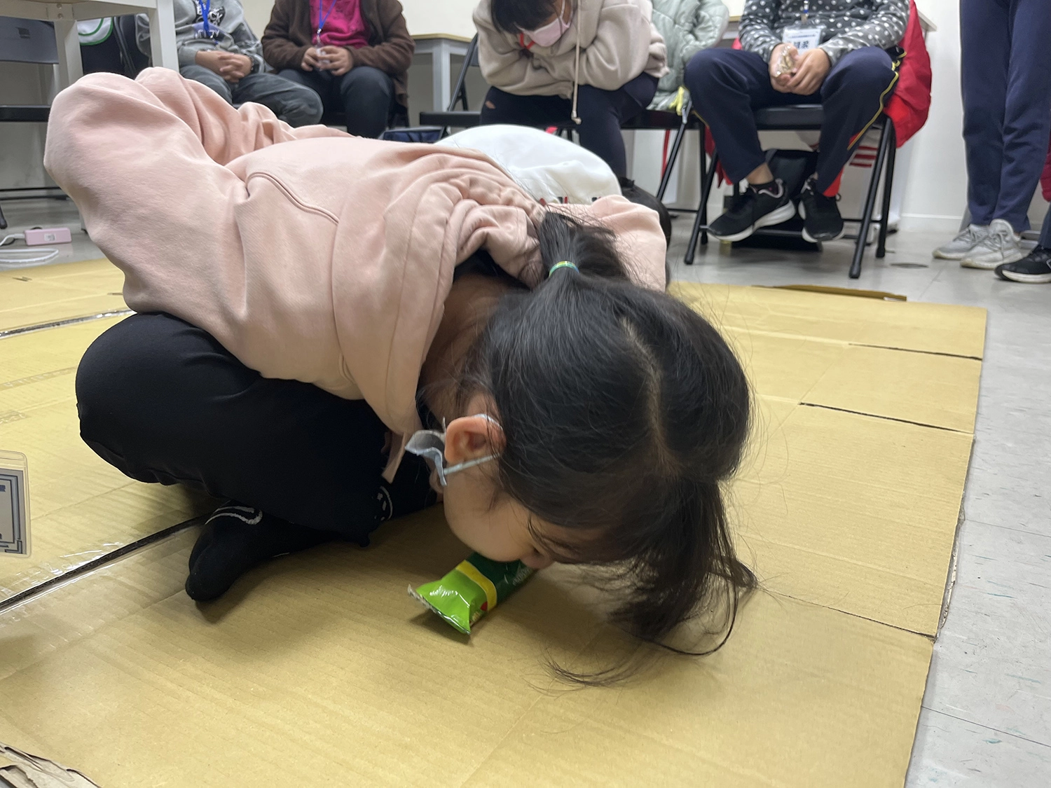 孩子親自體驗沒手沒腳如何吃到餅乾,向立克胡哲學習永不放棄。