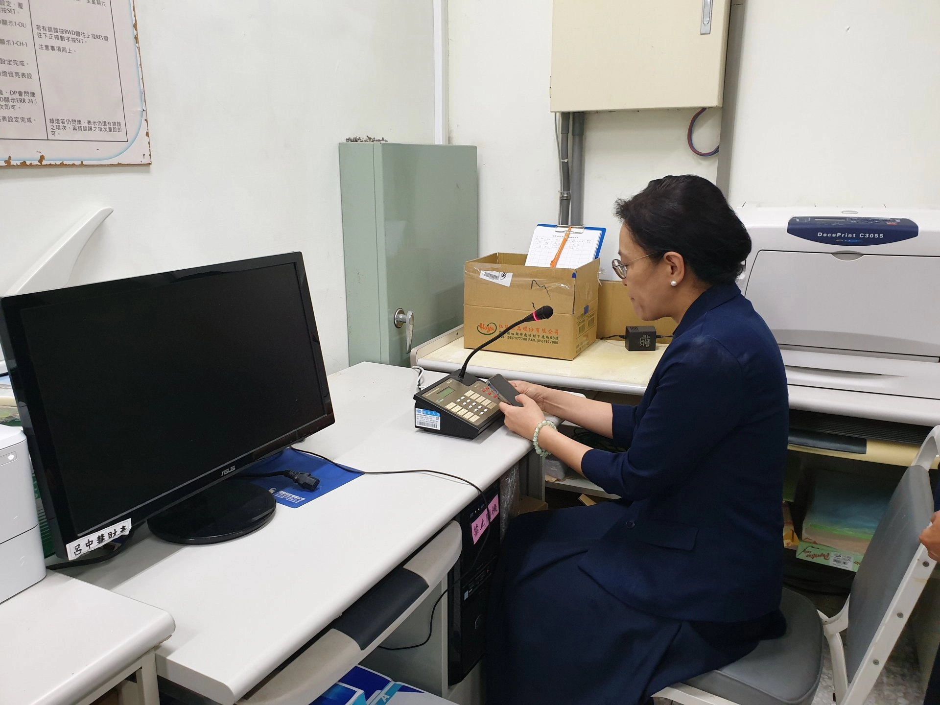 開學第一天劉怡均校長透過廣播,鼓勵師生一起募心募愛